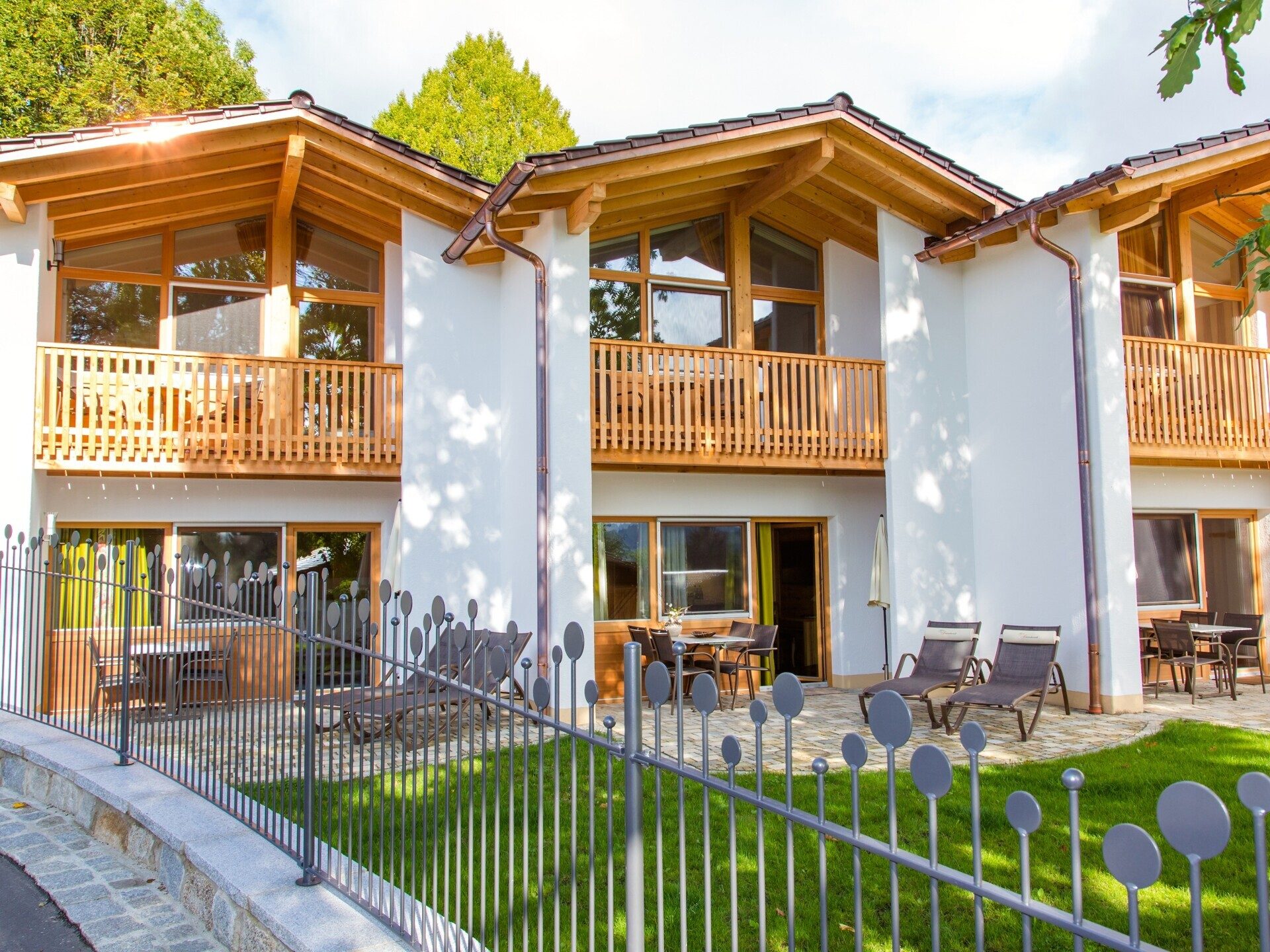 Immobilienangebot - Neukirchen vorm Wald - Alle - Einzigartiger Gutshof mit Villa, Chalets, Reithalle, Hotel, Stallungen auf ca. 25 ha. in Alleinlage