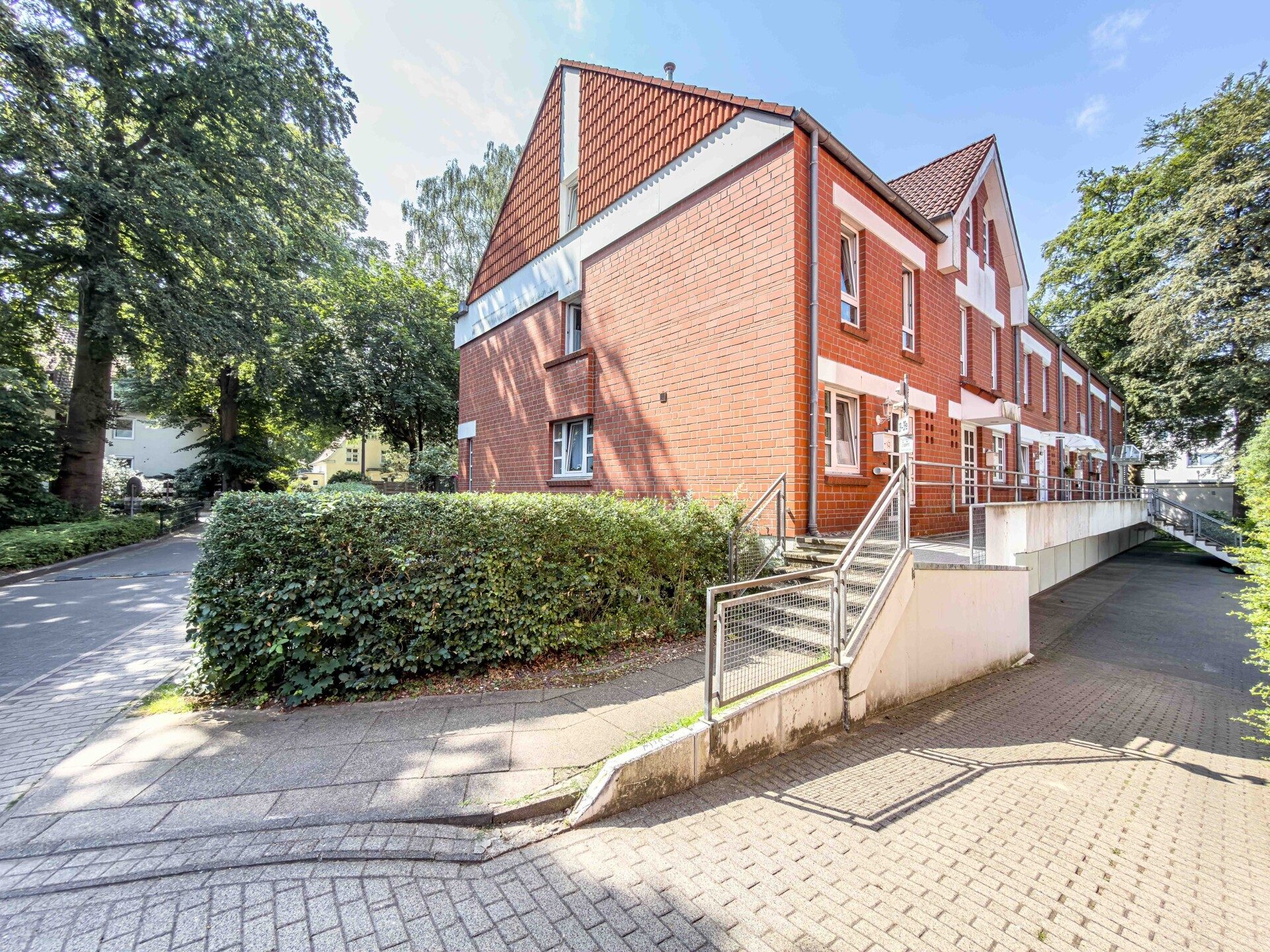 Immobilienangebot - Bremen - Alle - Großzügige Eigentumswohnung im Hausstil mit Terrasse, Garten & Garage