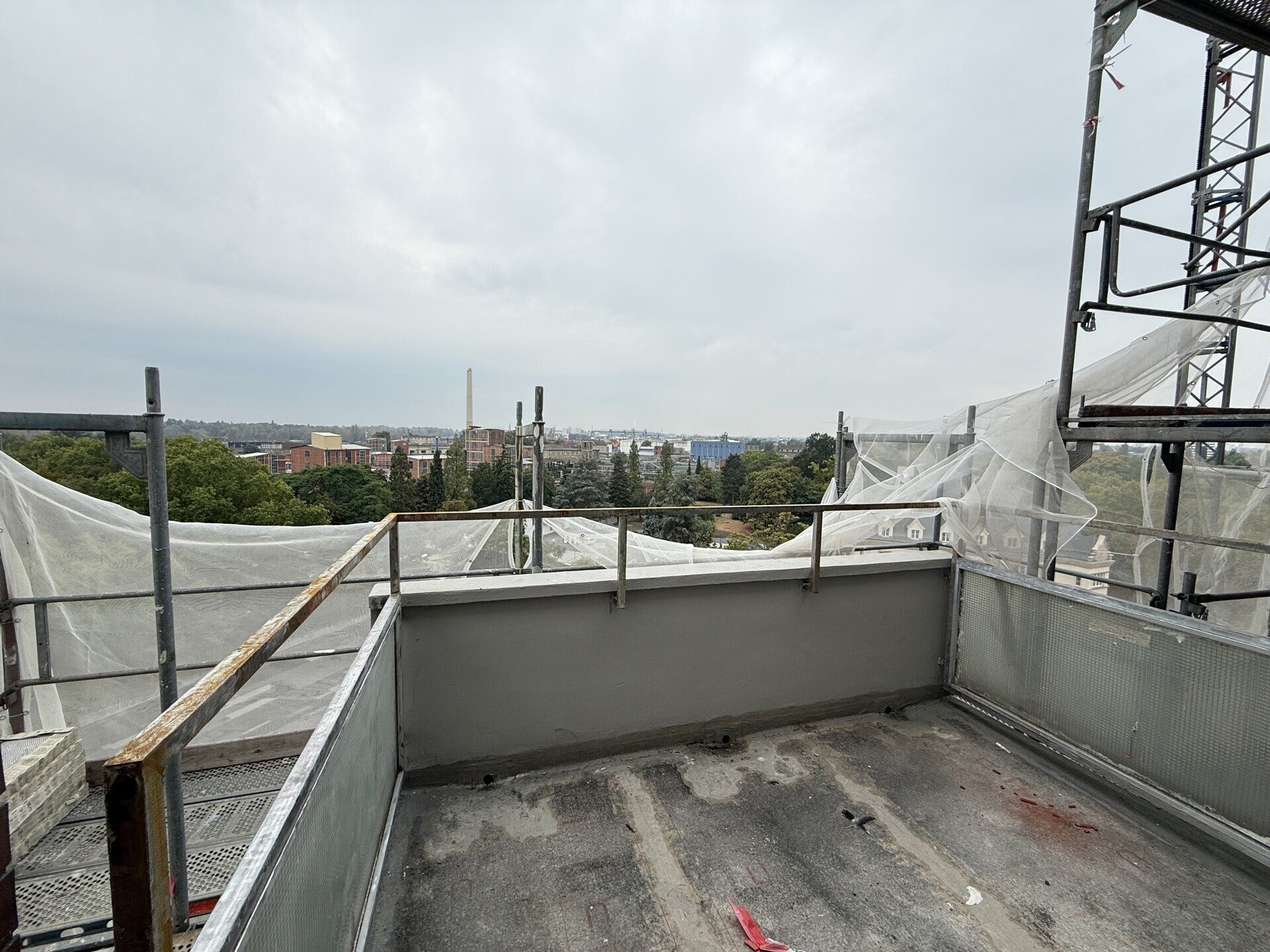 Immobilienangebot - Ludwigshafen am Rhein - Alle - Helle 3-Zimmerwohnung im obersten Stockwerk mit Süd-Balkon und schönem Ausblick
in LU-Süd