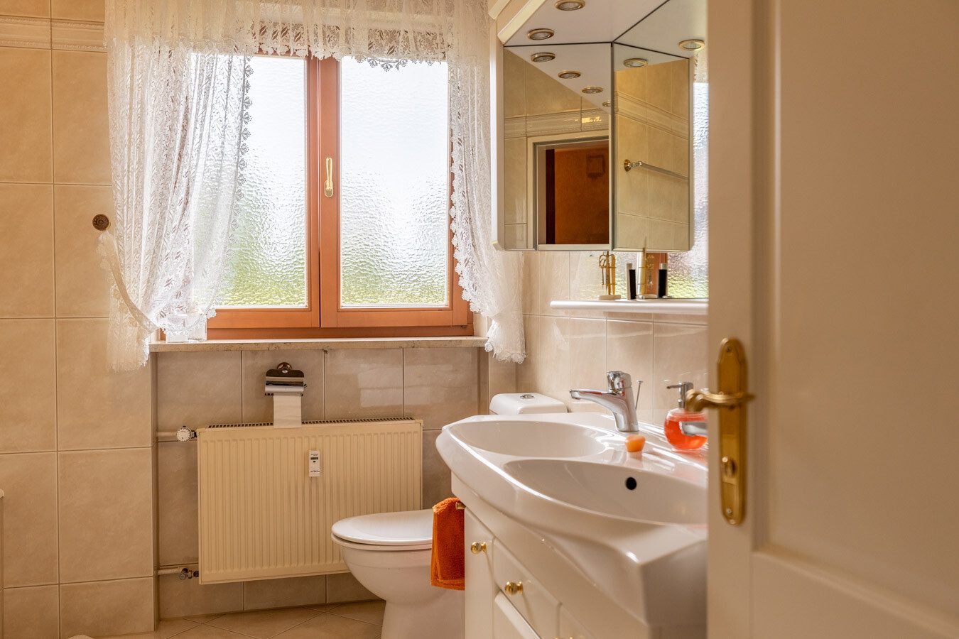 Immobilienangebot - Oberhaching - Alle - Gepflegtes 5-Familienhaus auf großzügigem Grundstück