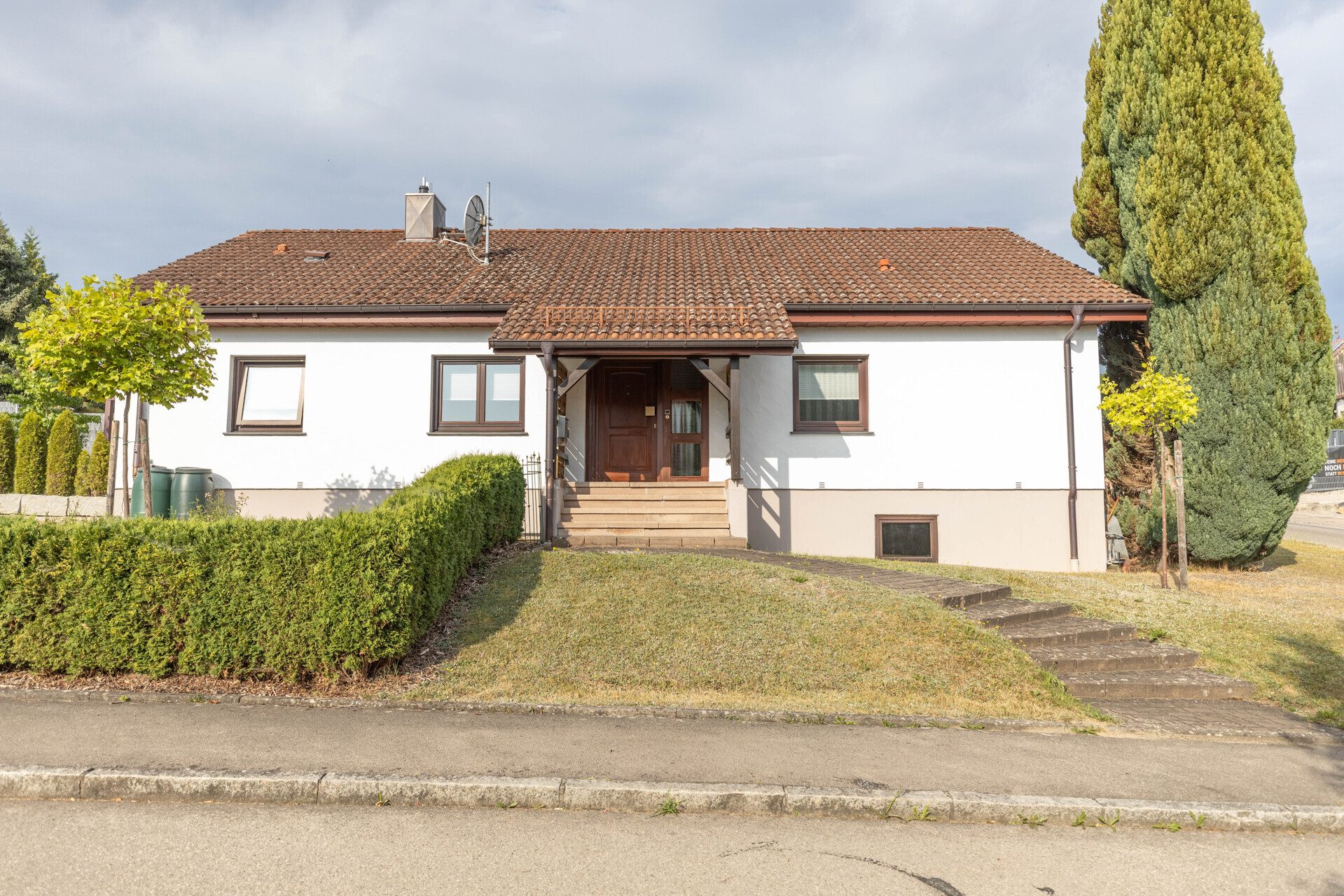 Immobilienangebot - Krumbach (Schwaben) - Alle - 133 m² Wohnkomfort: Einfamilienhaus mit Keller, Doppel-Carport und sonnigem Garten