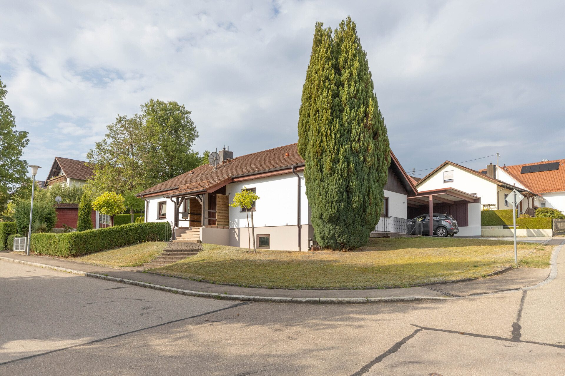 Immobilienangebot - Krumbach (Schwaben) - Alle - 133 m² Wohnkomfort: Einfamilienhaus mit Keller, Doppel-Carport und sonnigem Garten