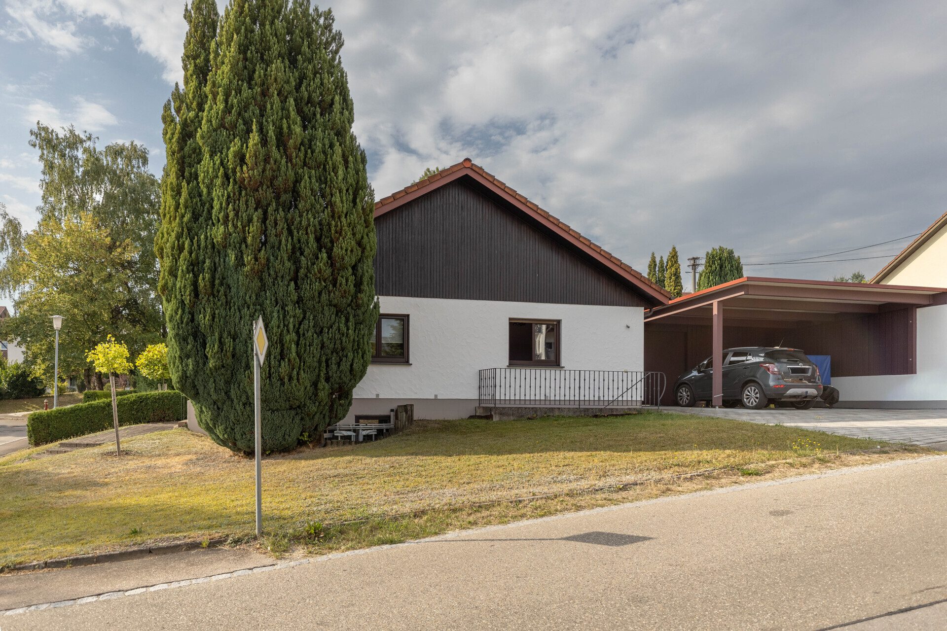 Immobilienangebot - Krumbach (Schwaben) - Alle - 133 m² Wohnkomfort: Einfamilienhaus mit Keller, Doppel-Carport und sonnigem Garten