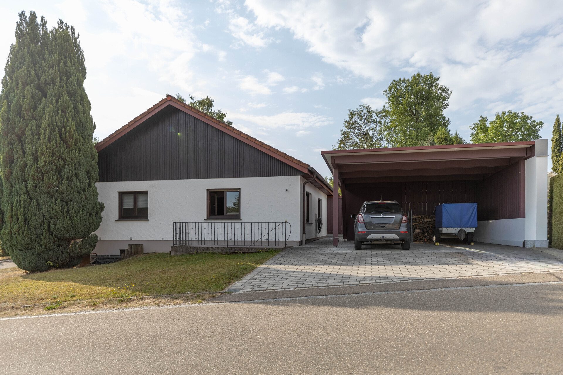 Immobilienangebot - Krumbach (Schwaben) - Alle - 133 m² Wohnkomfort: Einfamilienhaus mit Keller, Doppel-Carport und sonnigem Garten