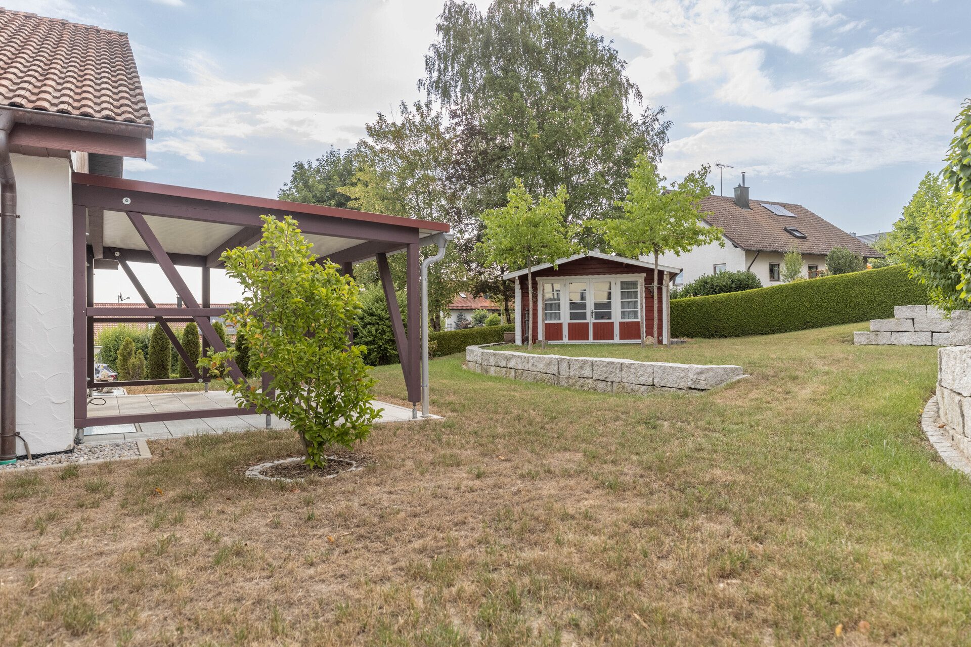 Immobilienangebot - Krumbach (Schwaben) - Alle - 133 m² Wohnkomfort: Einfamilienhaus mit Keller, Doppel-Carport und sonnigem Garten