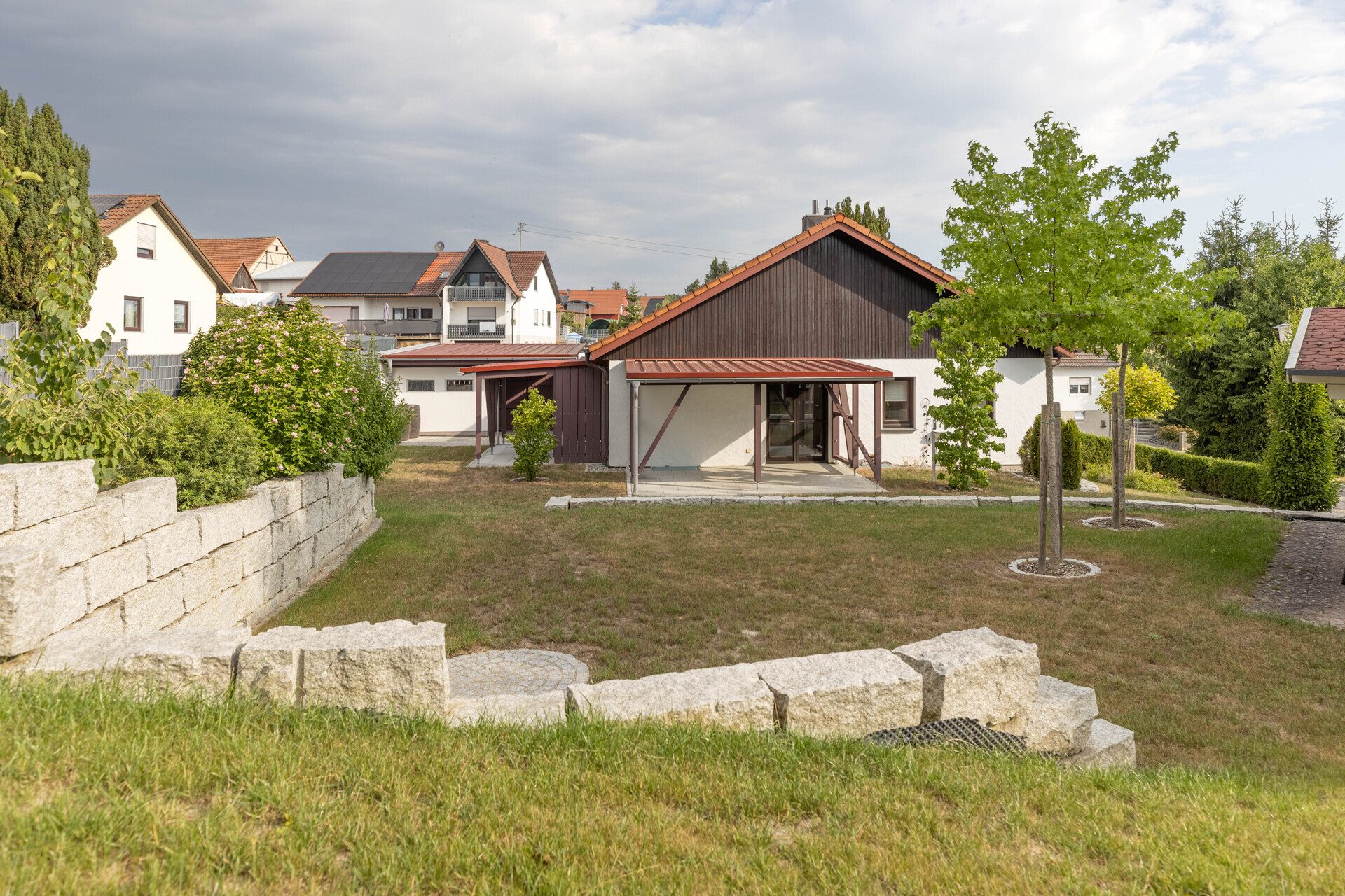 Immobilienangebot - Krumbach (Schwaben) - Alle - 133 m² Wohnkomfort: Einfamilienhaus mit Keller, Doppel-Carport und sonnigem Garten