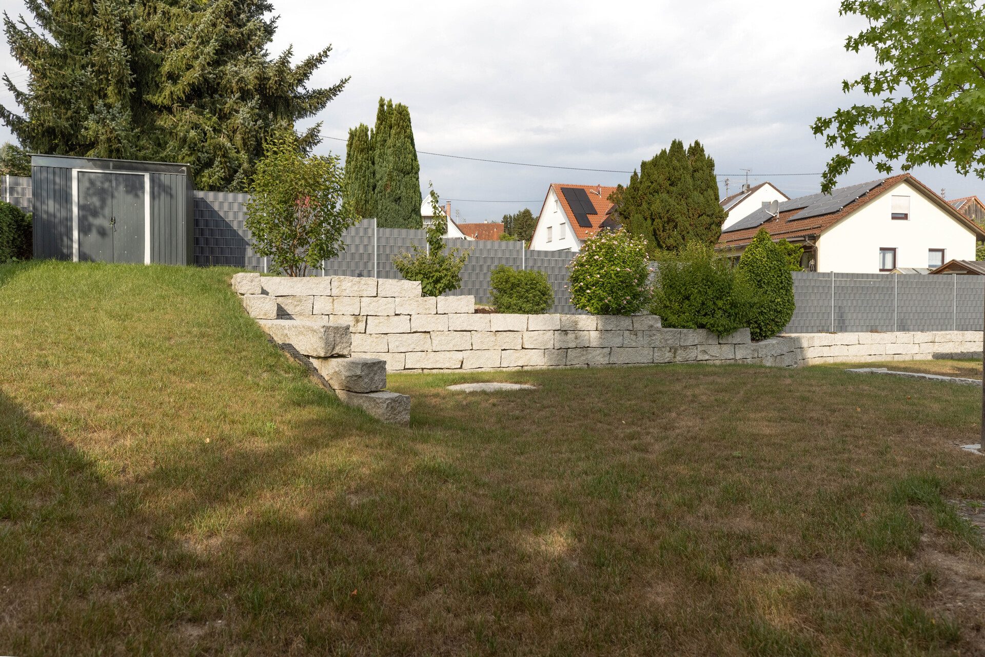 Immobilienangebot - Krumbach (Schwaben) - Alle - 133 m² Wohnkomfort: Einfamilienhaus mit Keller, Doppel-Carport und sonnigem Garten