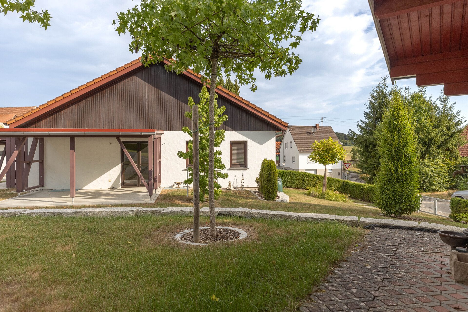 Immobilienangebot - Krumbach (Schwaben) - Alle - 133 m² Wohnkomfort: Einfamilienhaus mit Keller, Doppel-Carport und sonnigem Garten