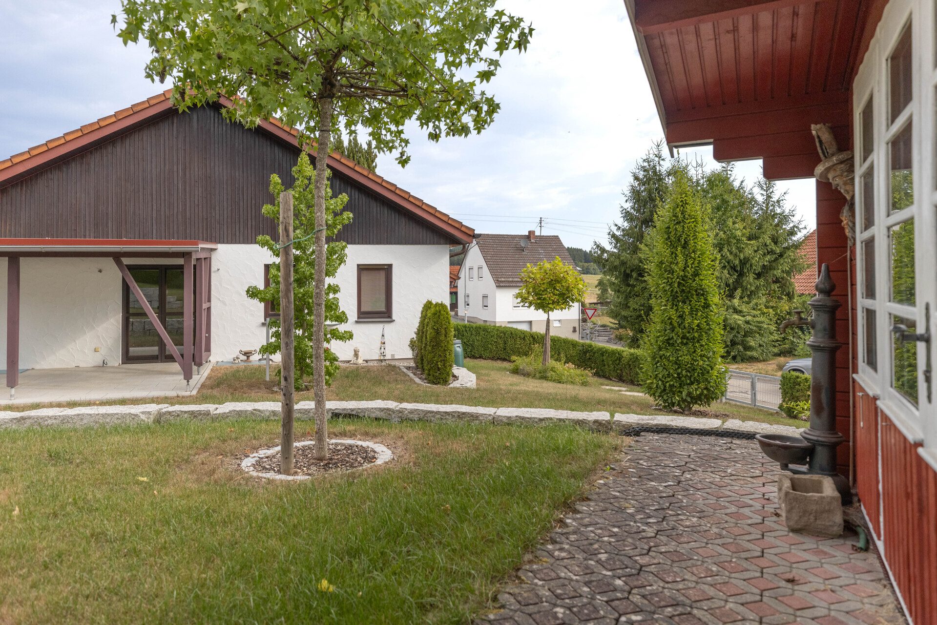 Immobilienangebot - Krumbach (Schwaben) - Alle - 133 m² Wohnkomfort: Einfamilienhaus mit Keller, Doppel-Carport und sonnigem Garten