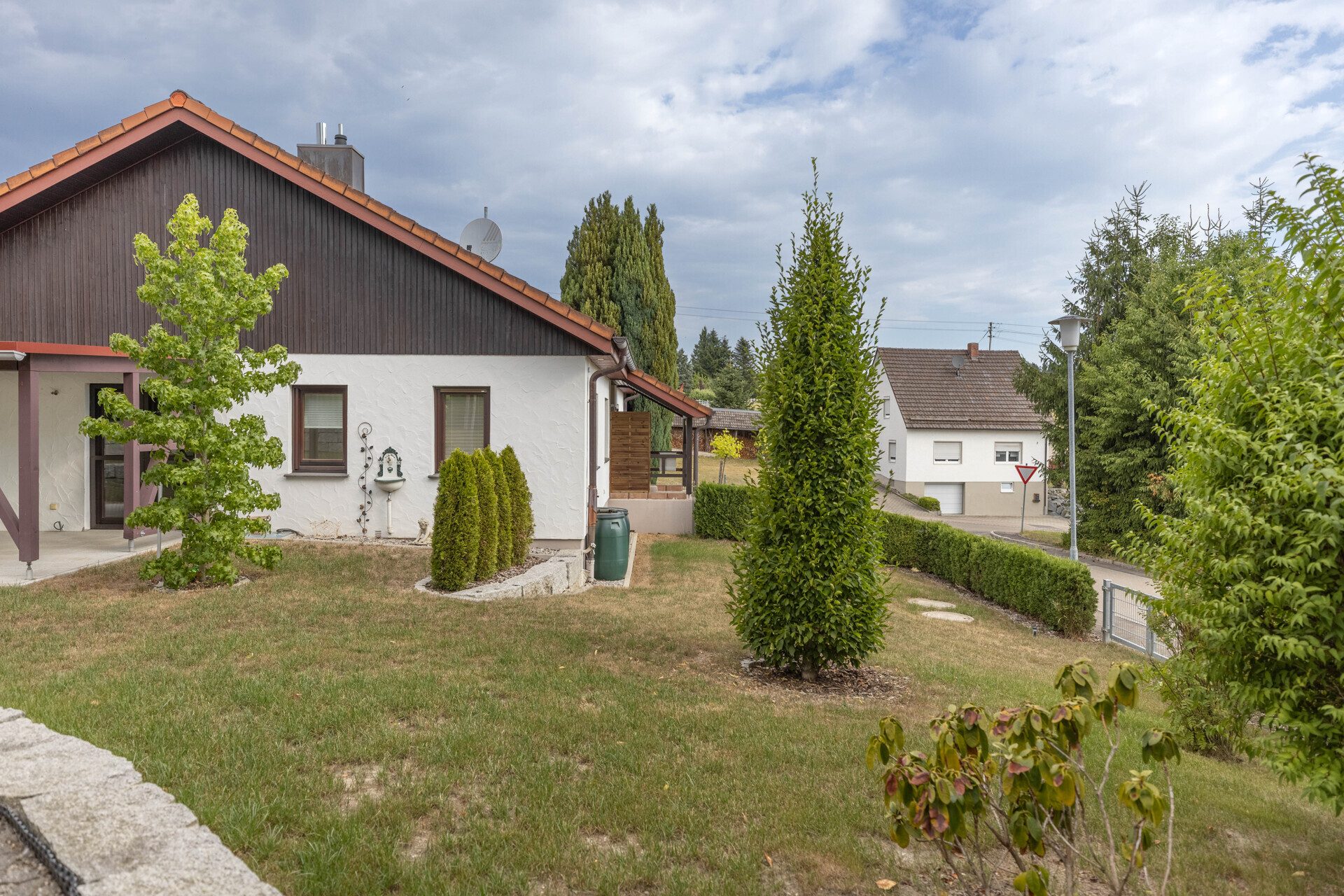 Immobilienangebot - Krumbach (Schwaben) - Alle - 133 m² Wohnkomfort: Einfamilienhaus mit Keller, Doppel-Carport und sonnigem Garten