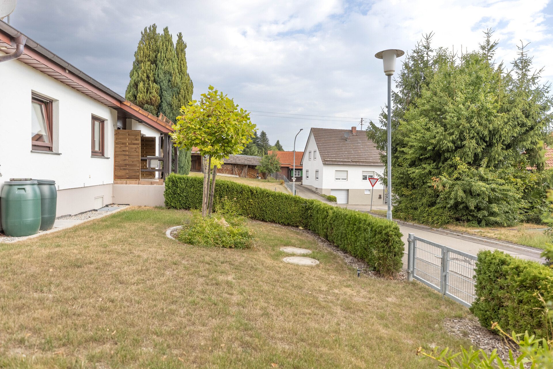 Immobilienangebot - Krumbach (Schwaben) - Alle - 133 m² Wohnkomfort: Einfamilienhaus mit Keller, Doppel-Carport und sonnigem Garten