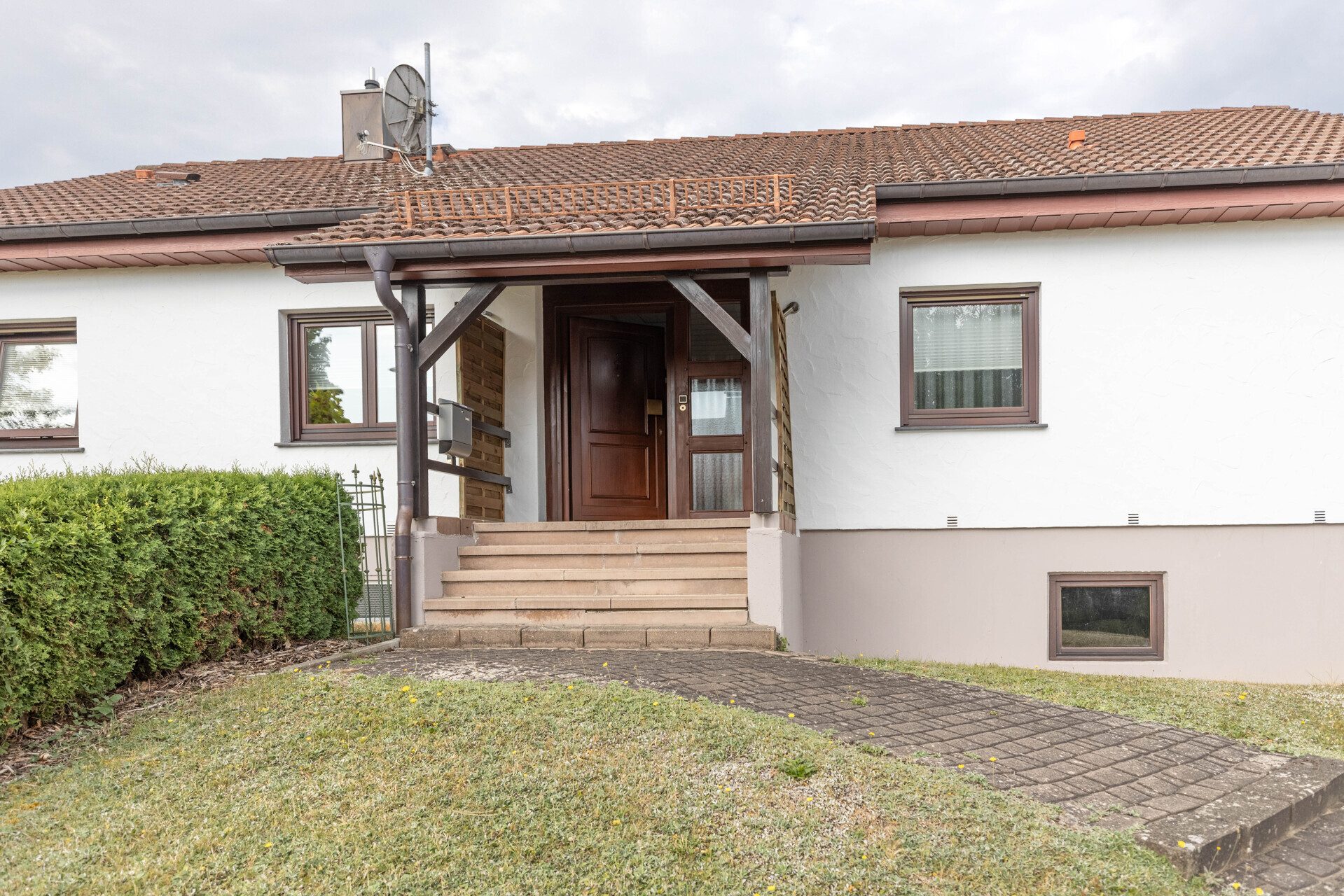 Immobilienangebot - Krumbach (Schwaben) - Alle - 133 m² Wohnkomfort: Einfamilienhaus mit Keller, Doppel-Carport und sonnigem Garten