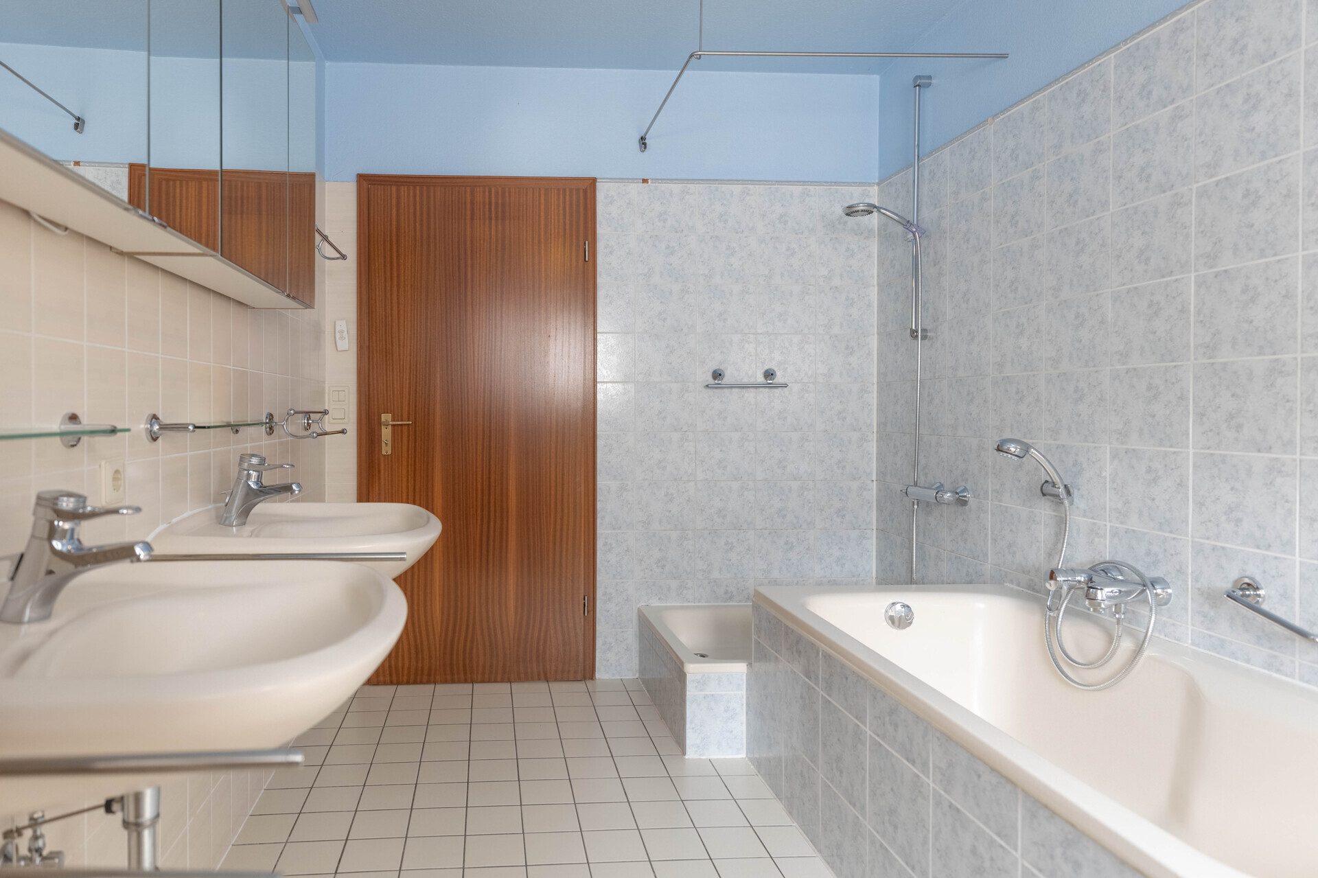 Immobilienangebot - Krumbach (Schwaben) - Alle - 133 m² Wohnkomfort: Einfamilienhaus mit Keller, Doppel-Carport und sonnigem Garten