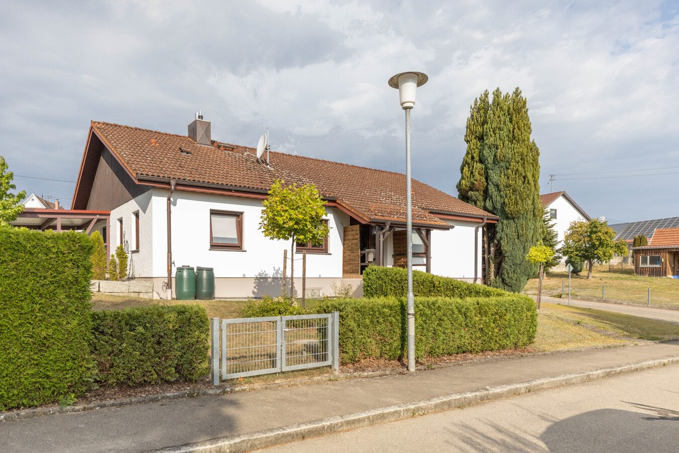 Immobilienangebot - Krumbach (Schwaben) - Alle - 133 m² Wohnkomfort: Einfamilienhaus mit Keller, Doppel-Carport und sonnigem Garten