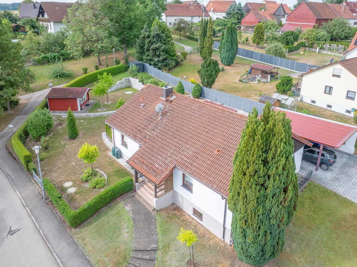 Immobilienangebot - Krumbach (Schwaben) - Alle - 133 m² Wohnkomfort: Einfamilienhaus mit Keller, Doppel-Carport und sonnigem Garten