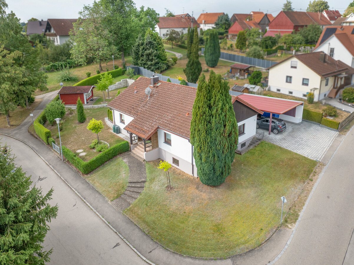 Immobilienangebot - Krumbach (Schwaben) - Alle - 133 m² Wohnkomfort: Einfamilienhaus mit Keller, Doppel-Carport und sonnigem Garten