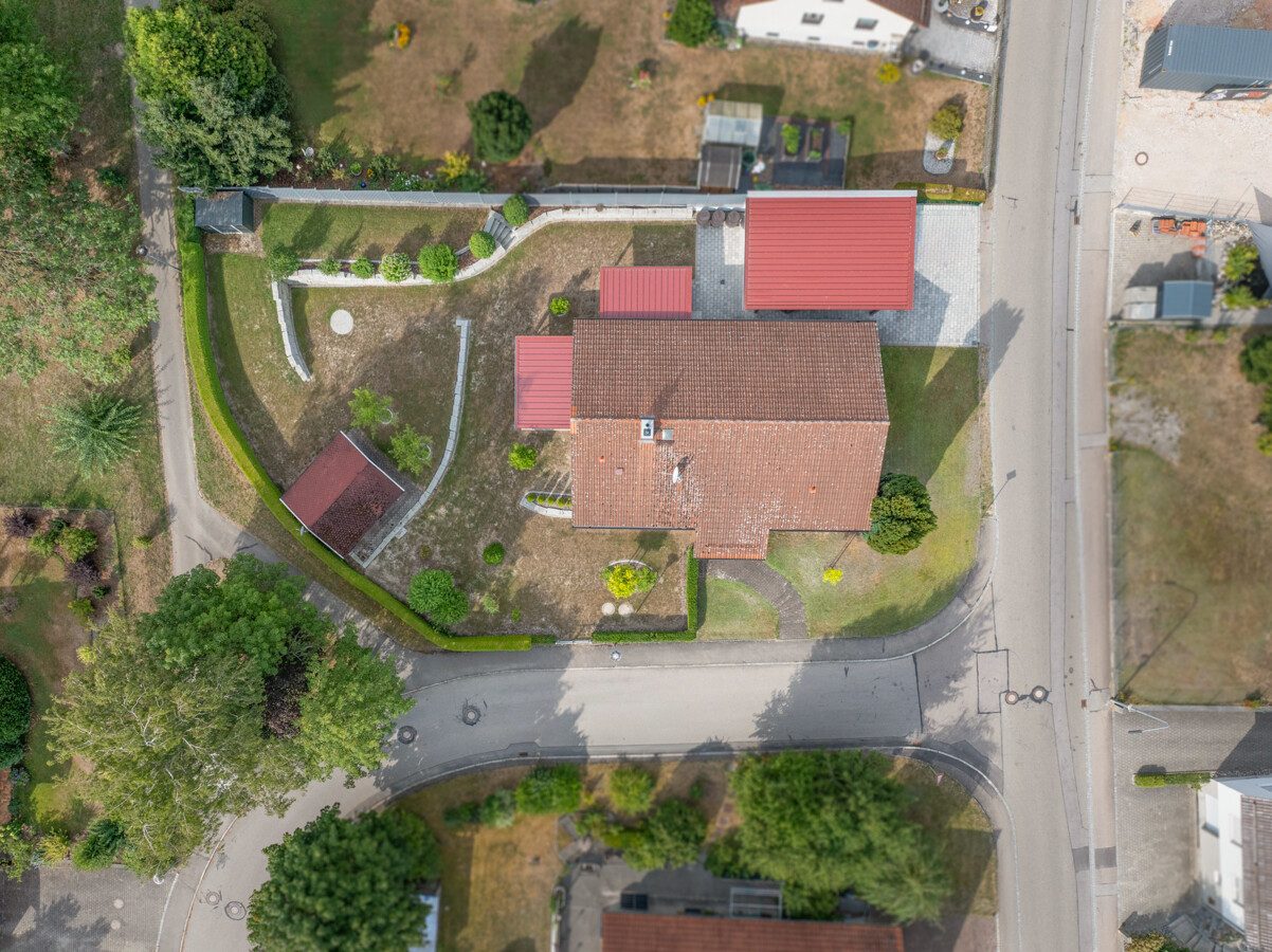 Immobilienangebot - Krumbach (Schwaben) - Alle - 133 m² Wohnkomfort: Einfamilienhaus mit Keller, Doppel-Carport und sonnigem Garten