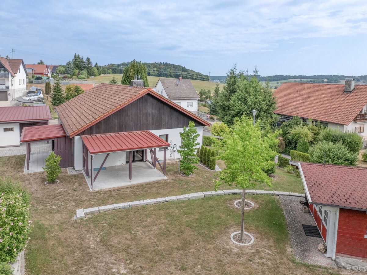 Immobilienangebot - Krumbach (Schwaben) - Alle - 133 m² Wohnkomfort: Einfamilienhaus mit Keller, Doppel-Carport und sonnigem Garten