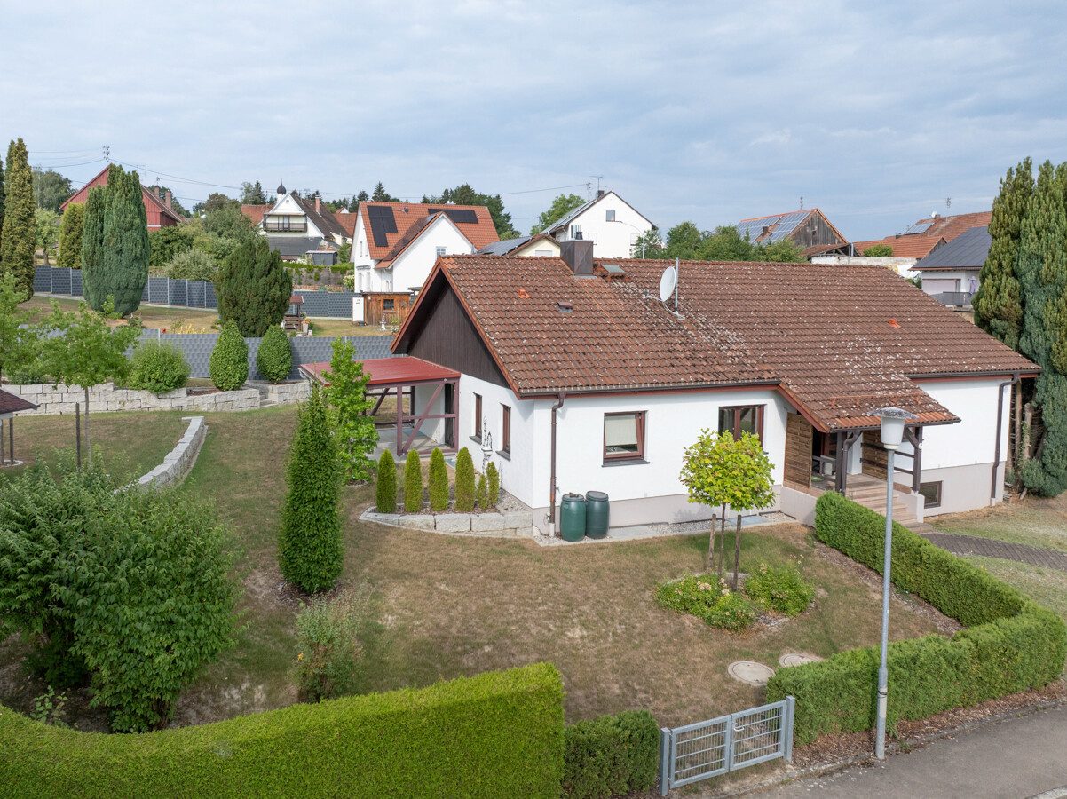 Immobilienangebot - Krumbach (Schwaben) - Alle - 133 m² Wohnkomfort: Einfamilienhaus mit Keller, Doppel-Carport und sonnigem Garten