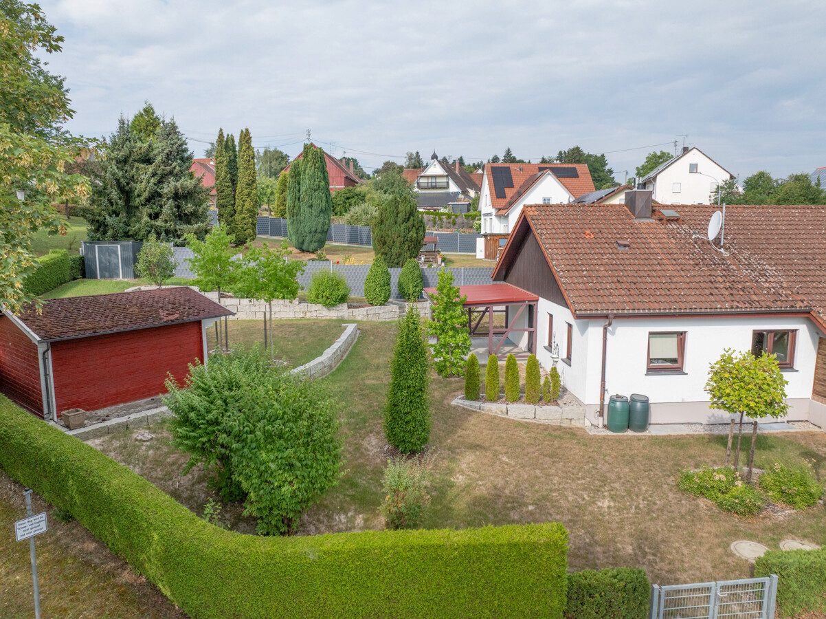 Immobilienangebot - Krumbach (Schwaben) - Alle - 133 m² Wohnkomfort: Einfamilienhaus mit Keller, Doppel-Carport und sonnigem Garten
