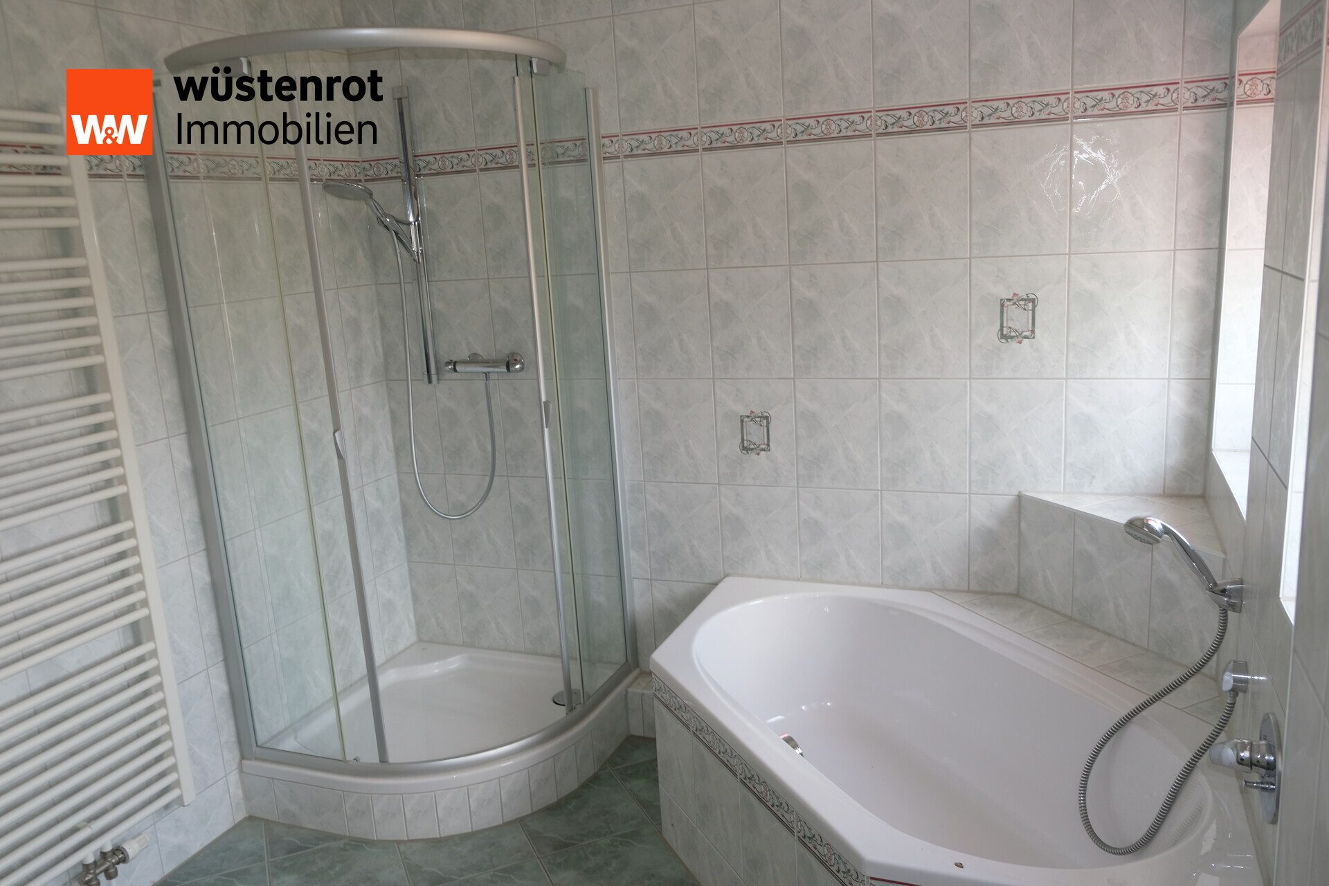 Immobilienangebot - Crimmitschau - Alle - Großzügige Doppelhaushälfte mit Doppelgarage in bester Wohnlage von Crimmitschau