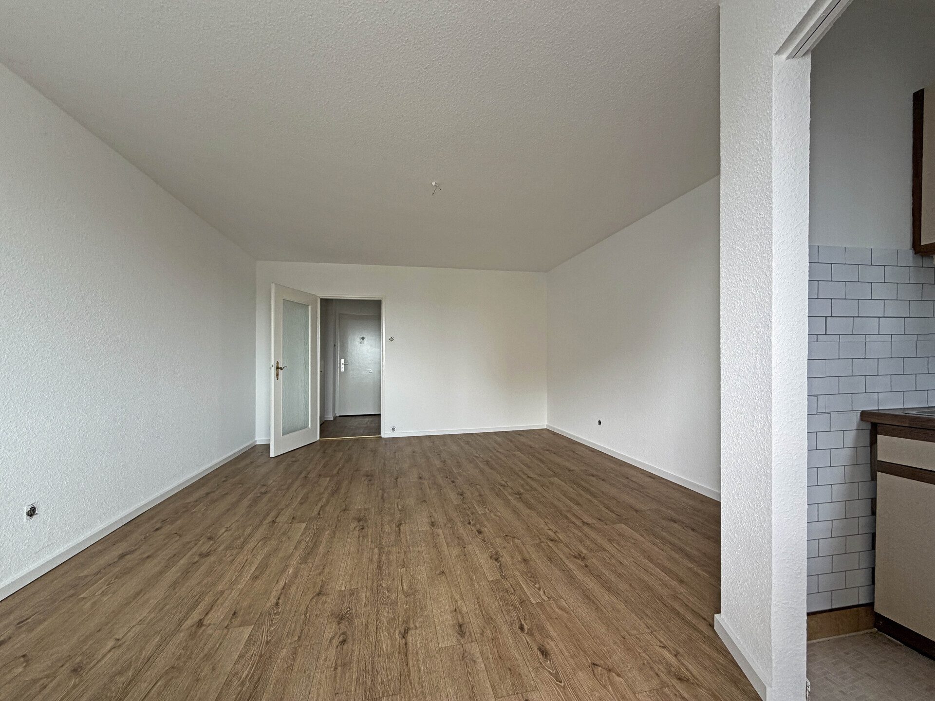 Immobilienangebot - Konstanz / Petershausen - Alle - Lieber Schlüssel statt Miete. 1 großes
Zimmer plus Küche, Bad und Balkon.
33 m² nur für Dich.