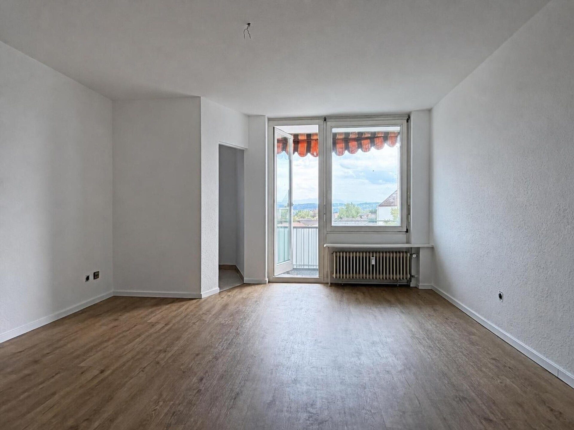 Immobilienangebot - Konstanz / Petershausen - Alle - Lieber Schlüssel statt Miete. 1 großes
Zimmer plus Küche, Bad und Balkon.
33 m² nur für Dich.