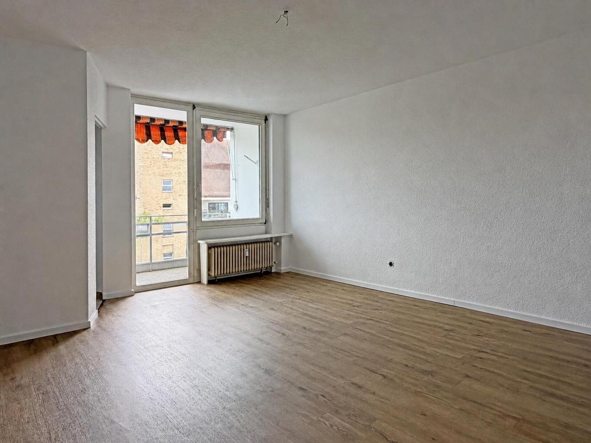 Immobilienangebot - Konstanz / Petershausen - Alle - Lieber Schlüssel statt Miete. 1 großes
Zimmer plus Küche, Bad und Balkon.
33 m² nur für Dich.