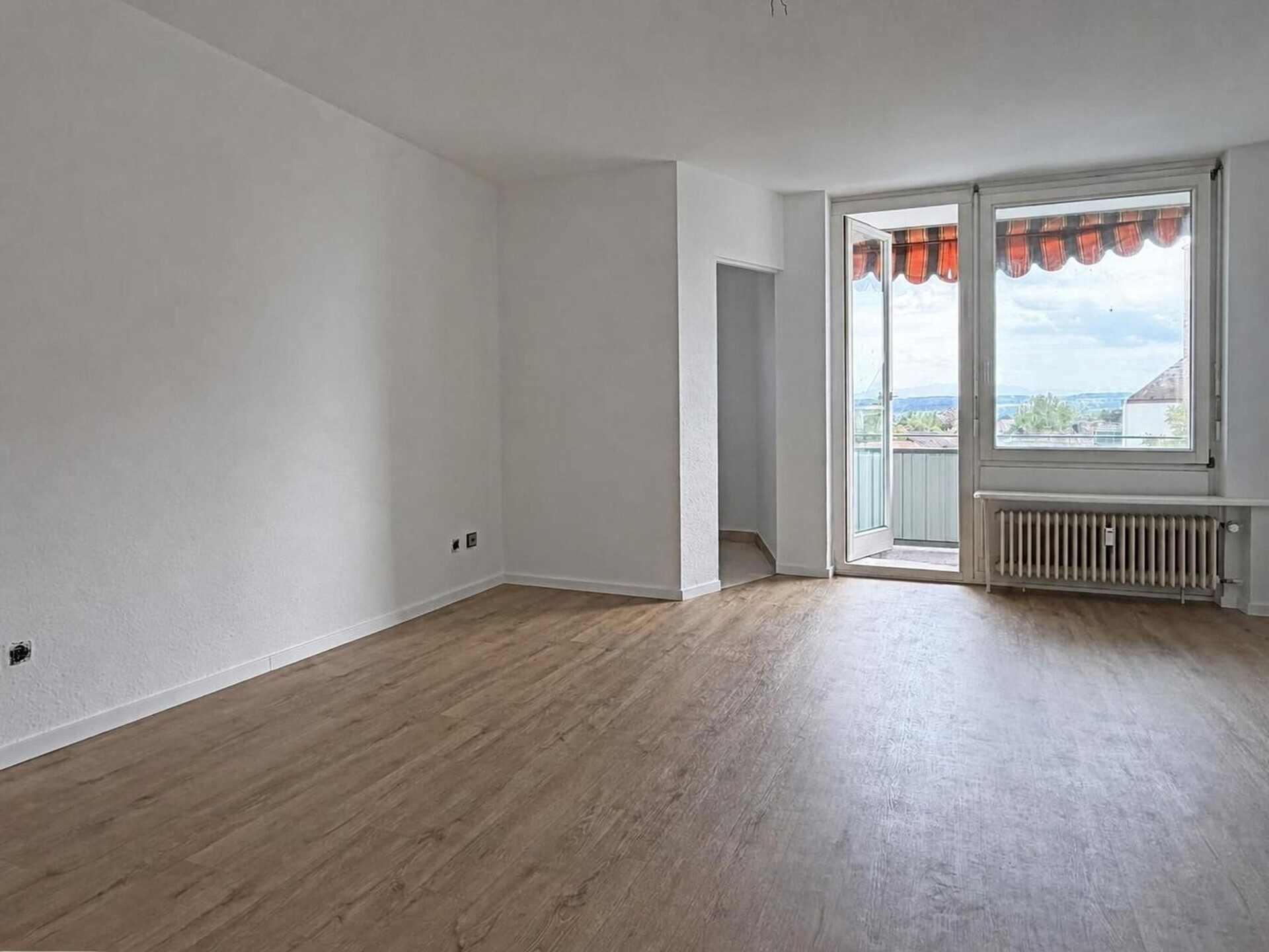 Immobilienangebot - Konstanz / Petershausen - Alle - Lieber Schlüssel statt Miete. 1 großes
Zimmer plus Küche, Bad und Balkon.
33 m² nur für Dich.