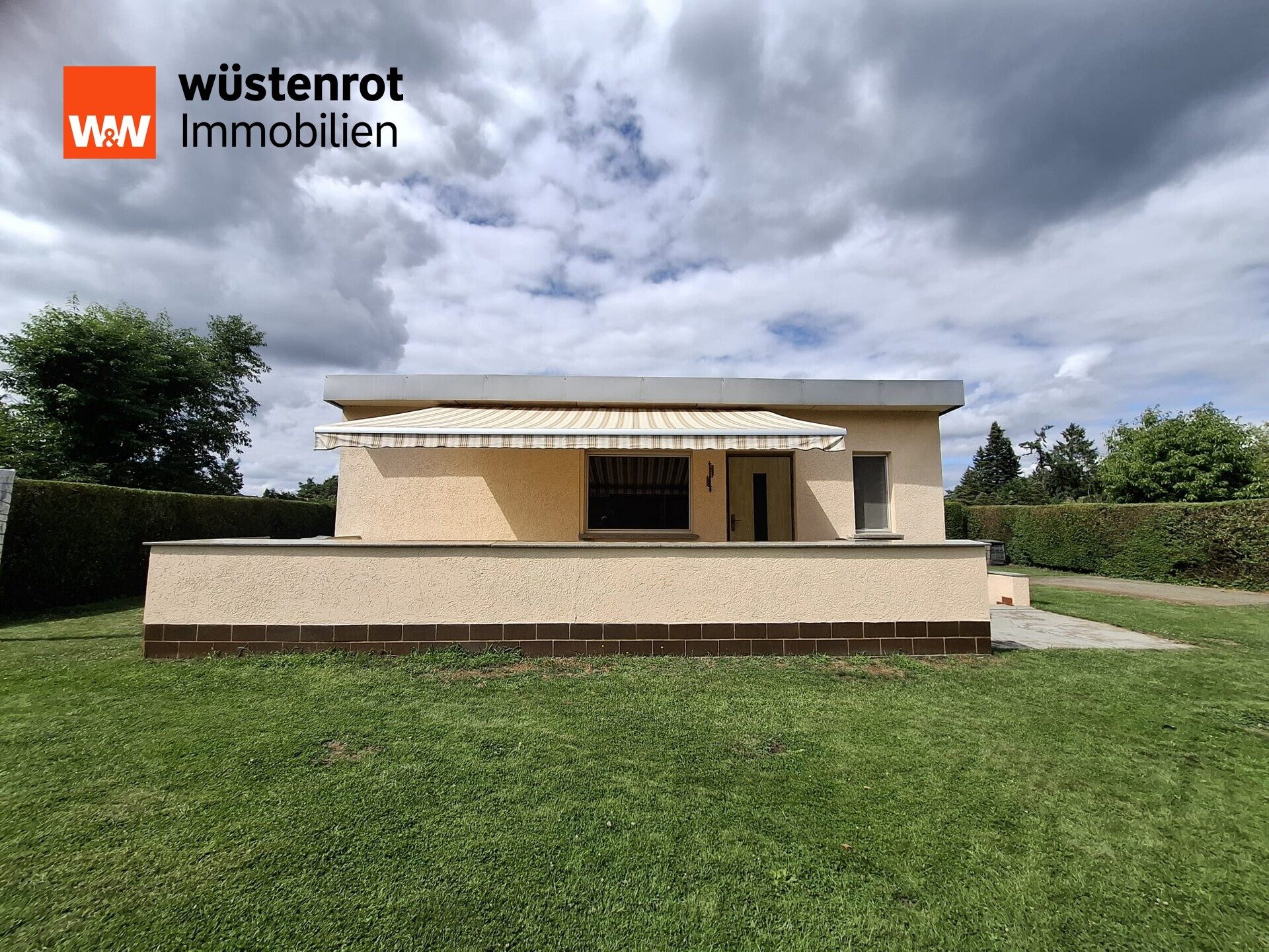 Immobilienangebot - Brandenburg an der Havel - Alle - Wochenendbungalow mit Pool, Mähroboter und Bewässerungsanlage auf gepflegtem Freizeitgrundstück!