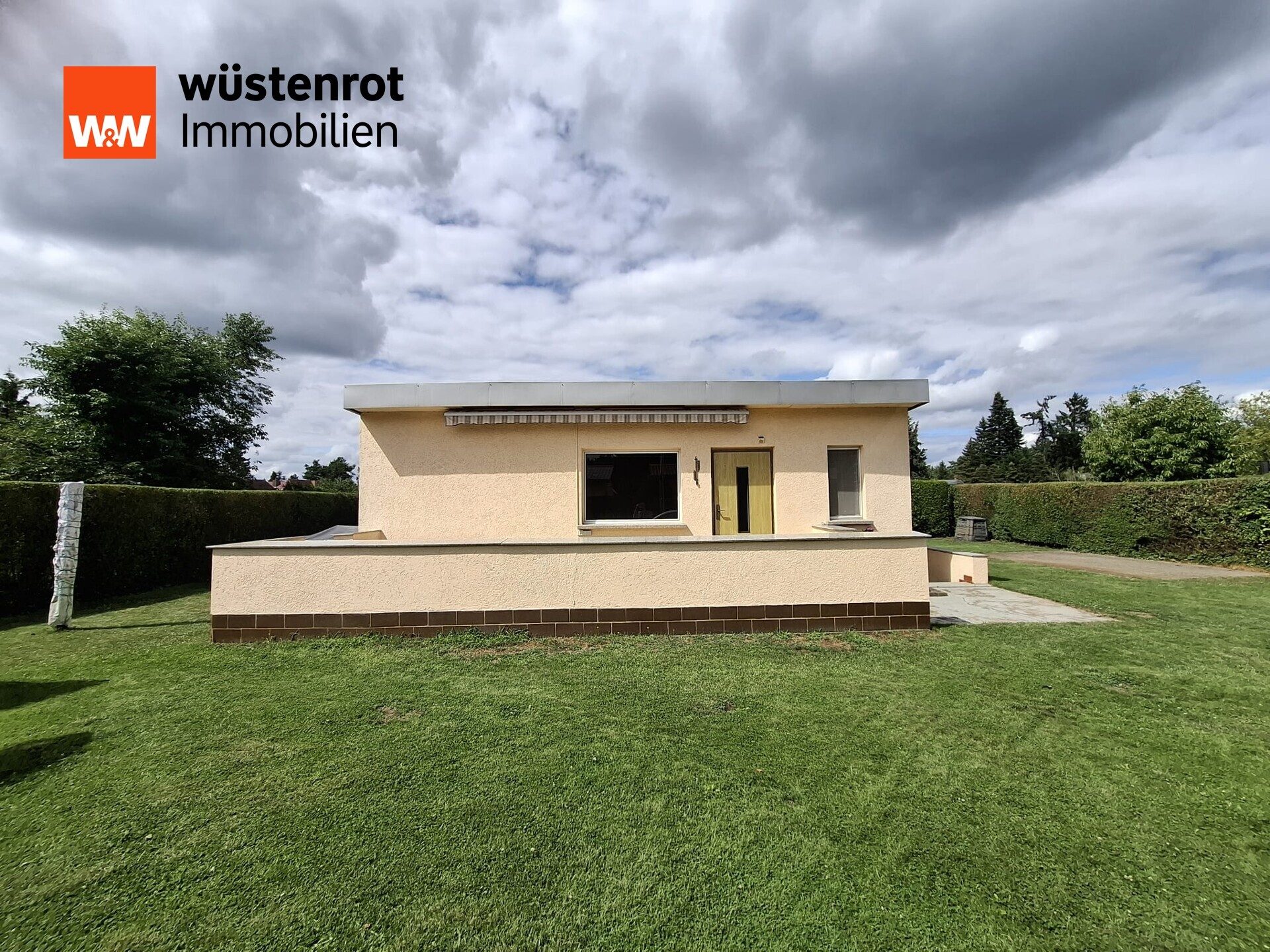 Immobilienangebot - Brandenburg an der Havel - Alle - Wochenendbungalow mit Pool, Mähroboter und Bewässerungsanlage auf gepflegtem Freizeitgrundstück!