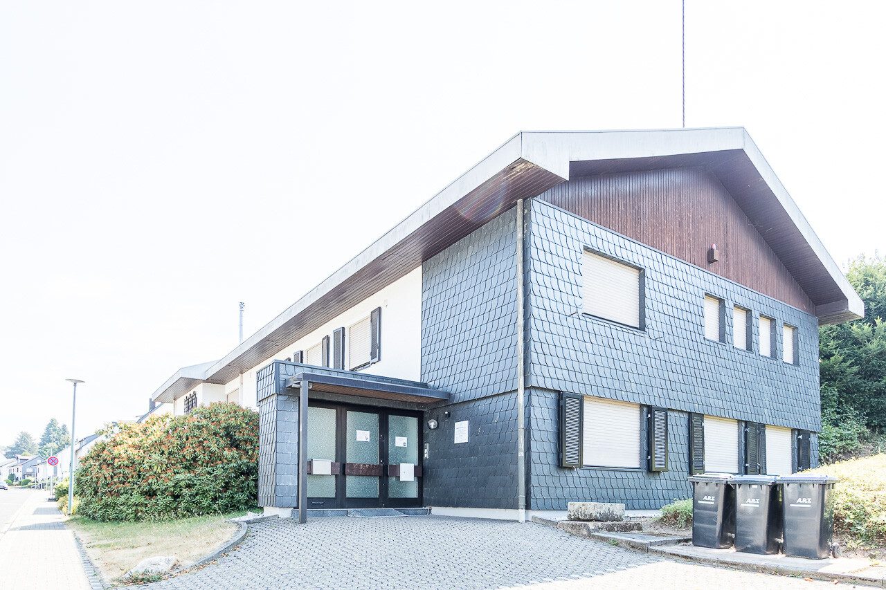Immobilienangebot - Hermeskeil - Alle - Großzügig wohnen und vielseitig arbeiten – Anwesen mit Garten und vermieteter Praxisfläche