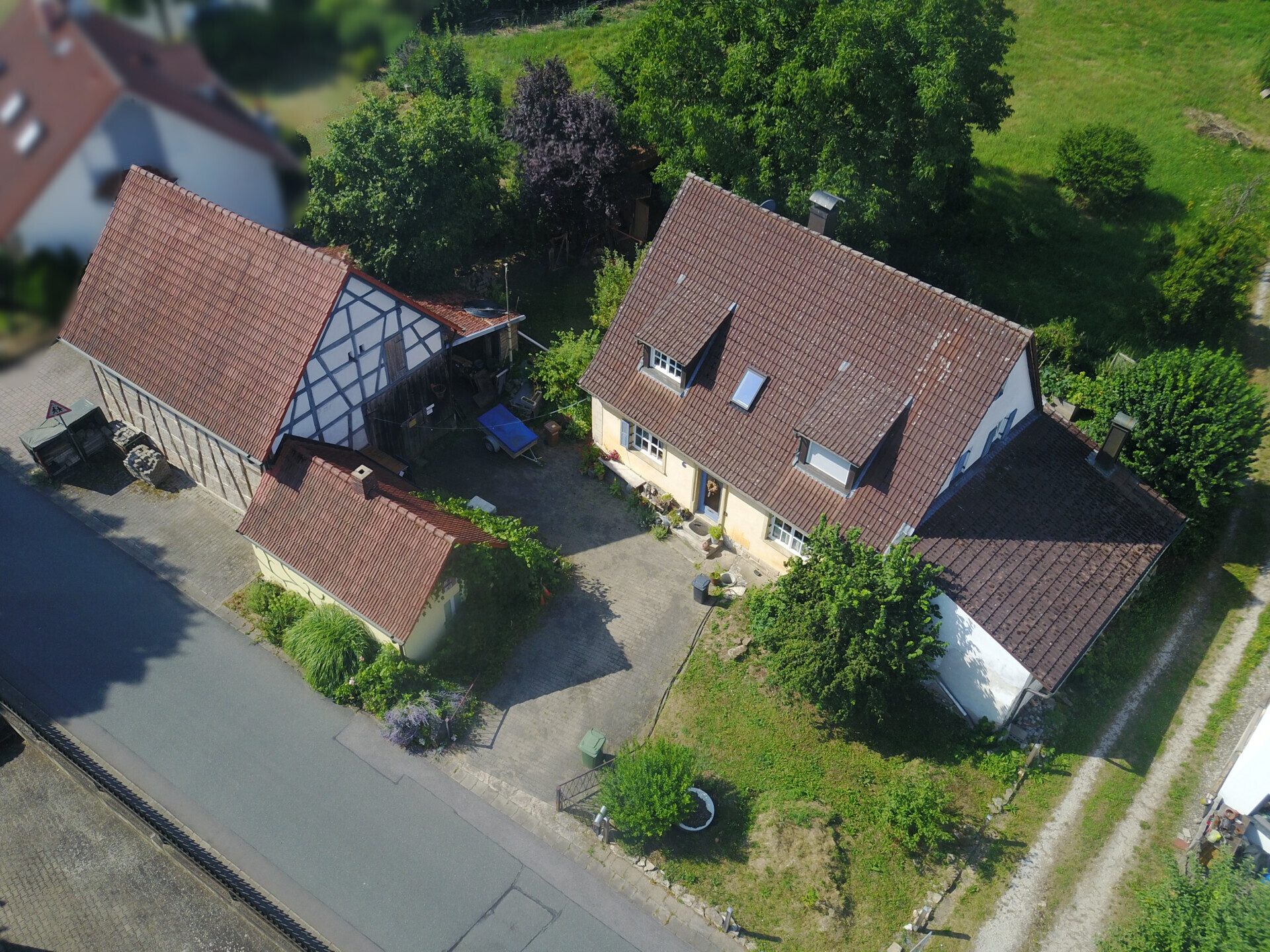 Immobilienangebot - Litzendorf / Pödeldorf - Alle - Ländlicher Charme, stadtnah gelegen - 
Einfamilienhaus mit Nebengebäuden