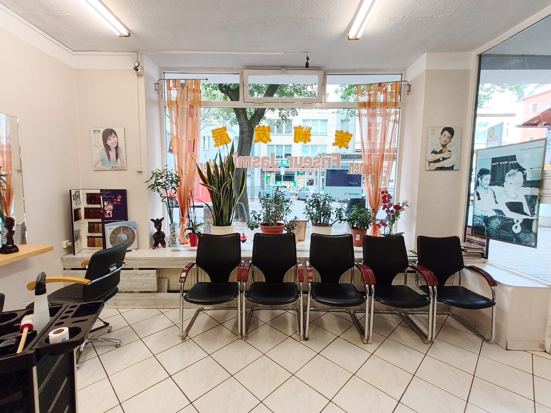 Immobilienangebot - Düsseldorf - Alle - Vermieteter Friseursalon im Zentrum von Düsseldorf | ca. 11,6 % Bruttomietrendite | Attraktive Kapitalanlage