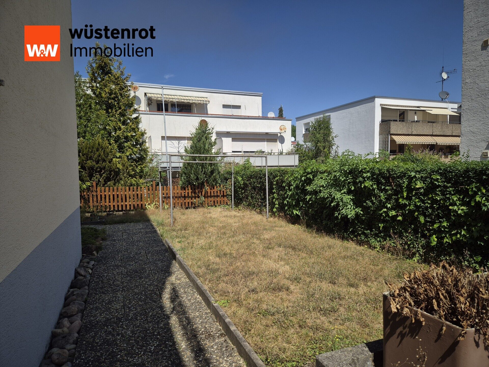 Immobilienangebot - Filderstadt / Bernhausen - Alle - Reihenendhaus in Toplage Bernhausen – große Außenstellplatzflächen & Tiefgaragenstellplatz.