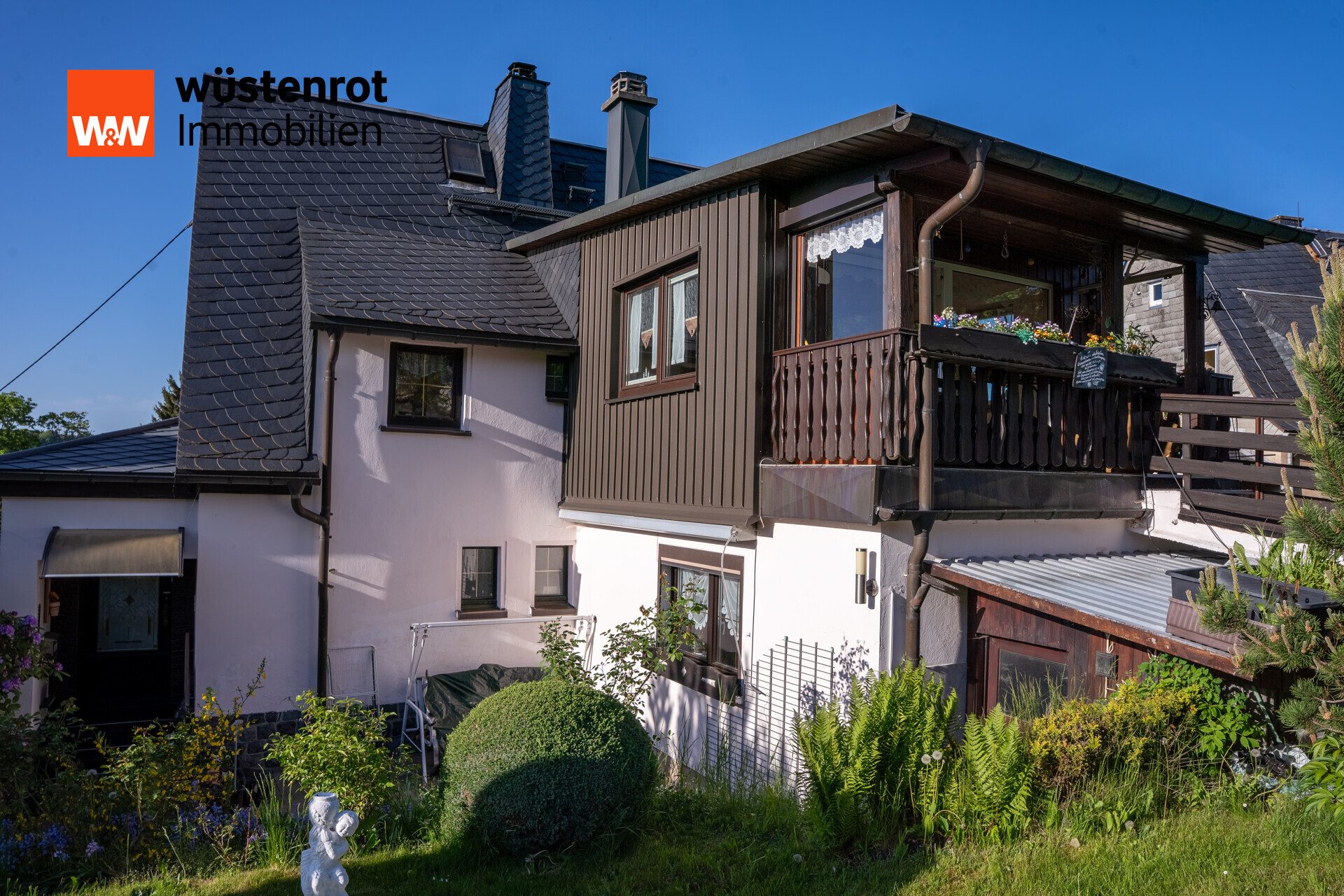 Hausansicht mit Wintergarten Immobilienangebot - Schönheide - Alle - Massives Einfamilienhaus mit ausgebautem Dachgeschoss und schönem Grundstück