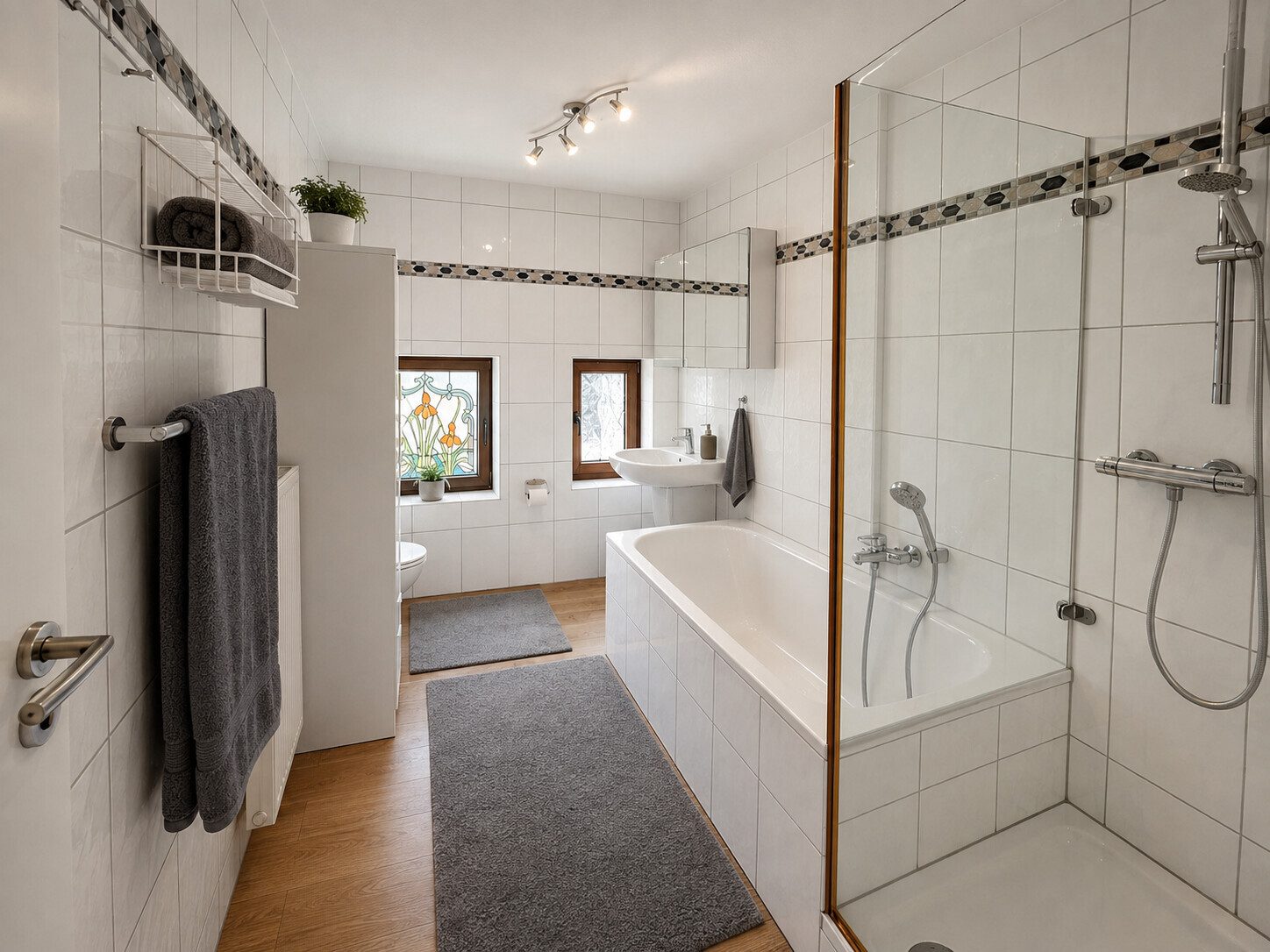 Immobilienangebot - Willich / Neersen - Alle - Stilvolle Stadtvilla mit 2 Wohneinheiten, großem Garten, Doppelgarage, 3 Bäder und vieles mehr!