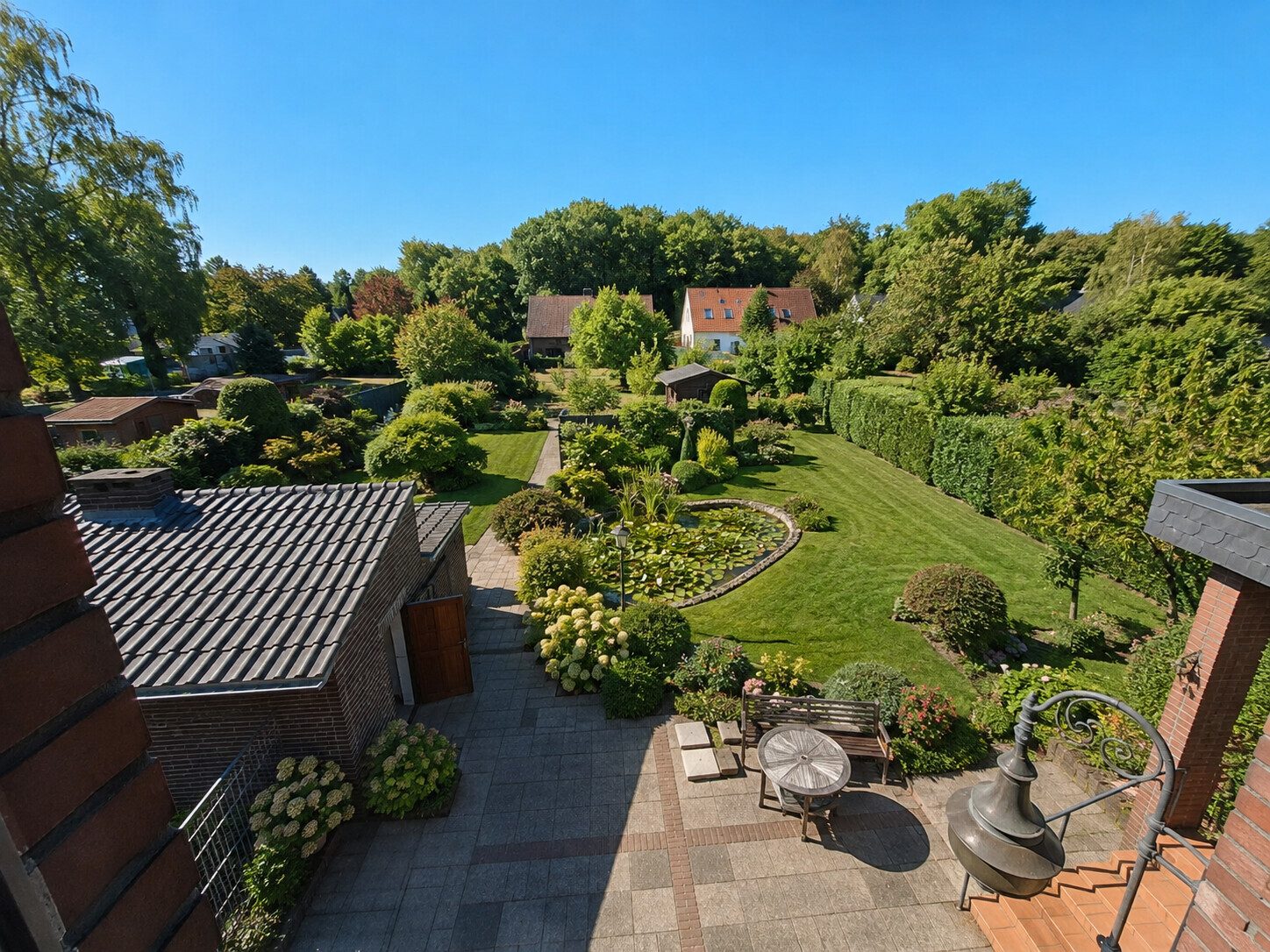 Immobilienangebot - Willich / Neersen - Alle - Stilvolle Stadtvilla mit 2 Wohneinheiten, großem Garten, Doppelgarage, 3 Bäder und vieles mehr!