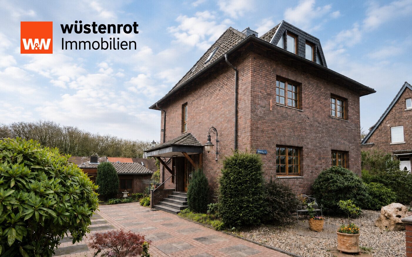 Immobilienangebot - Willich / Neersen - Alle - Stilvolle Stadtvilla mit 2 Wohneinheiten, großem Garten, Doppelgarage, 3 Bäder und vieles mehr!