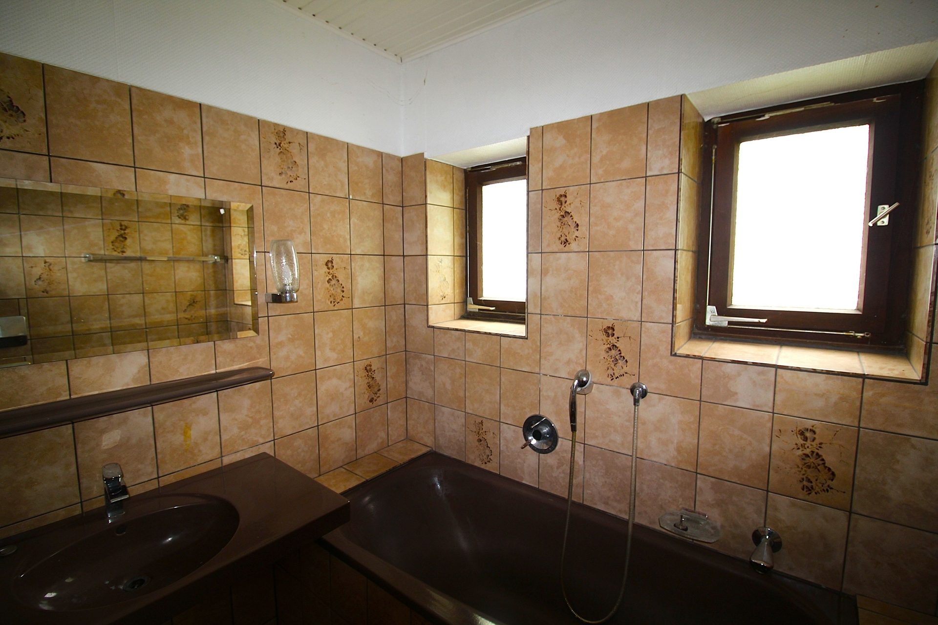 Immobilienangebot - Oberhausen - Alle - Handwerker aufgepasst! Wohn- Geschäftshaus mit drei Einheiten plus Lager und Garage. Top Grundstück!