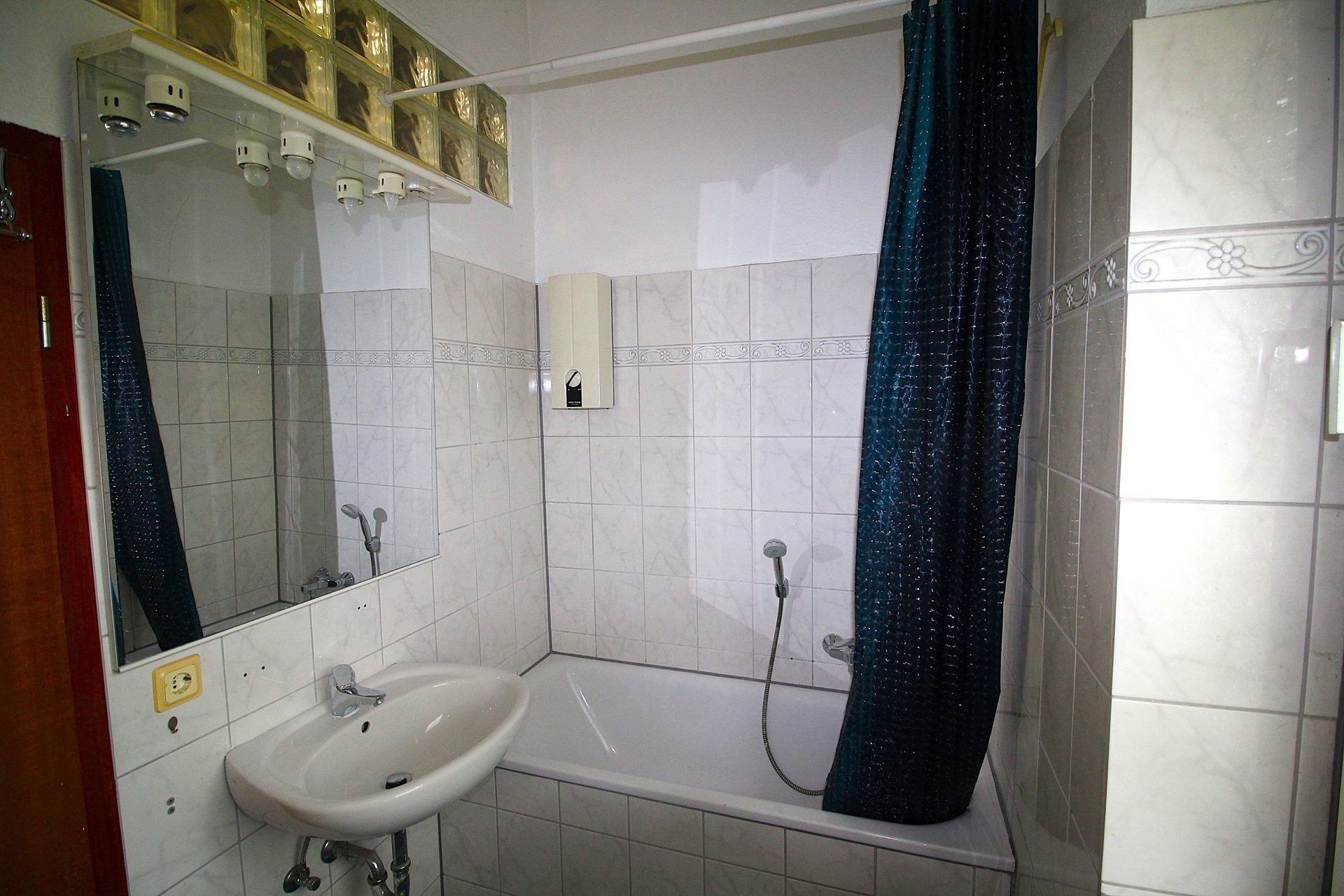Immobilienangebot - Oberhausen - Alle - Handwerker aufgepasst! Wohn- Geschäftshaus mit drei Einheiten plus Lager und Garage. Top Grundstück!
