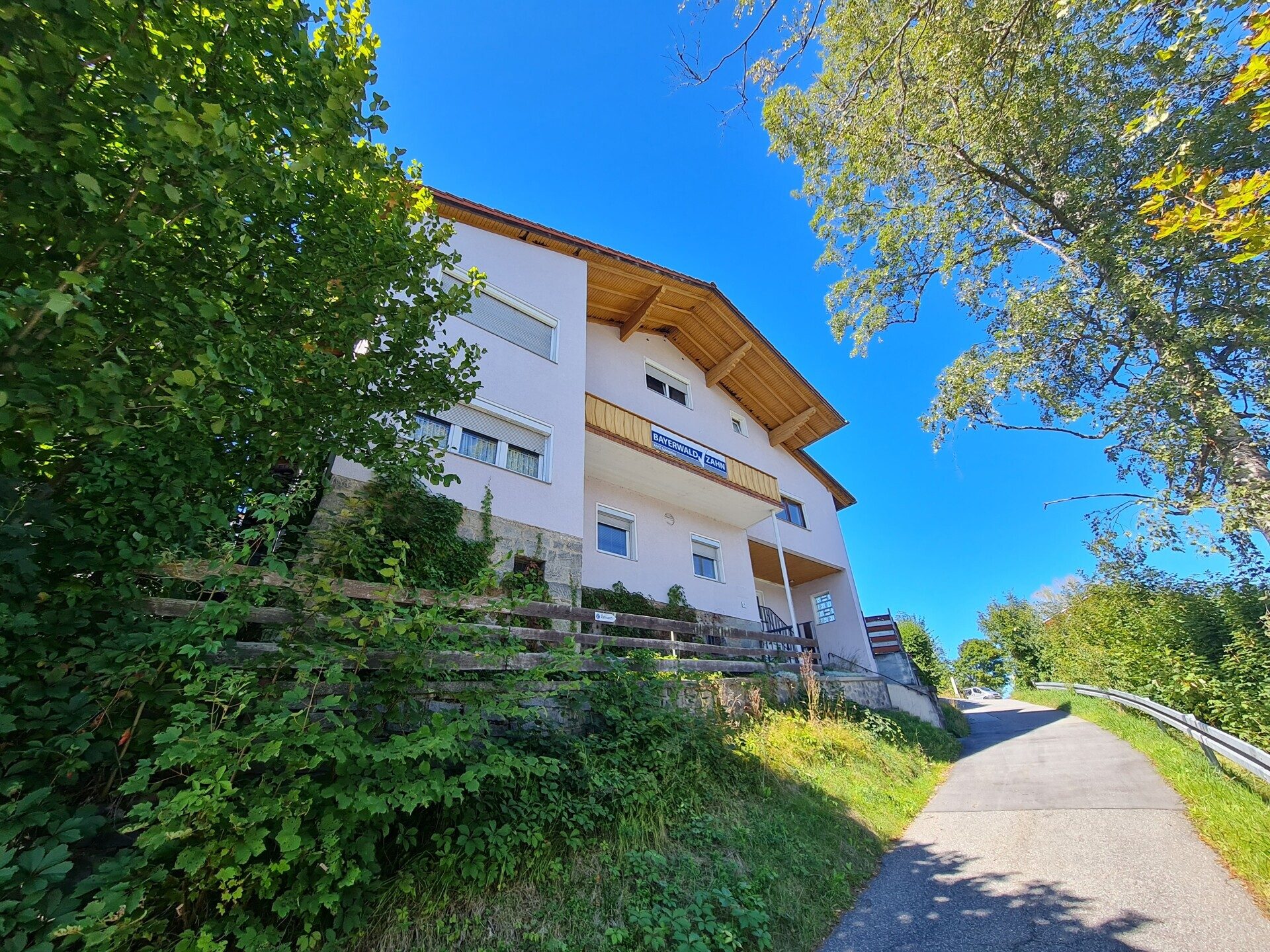 Haus 1, Praxis und Wohnung Immobilienangebot - Spiegelau - Alle - Kapitalanlage mit ca. 9% Bruttorendite!
2 Häuser, 3 Garagen, Zahnarztpraxis, PV-Anlage mit Speicher