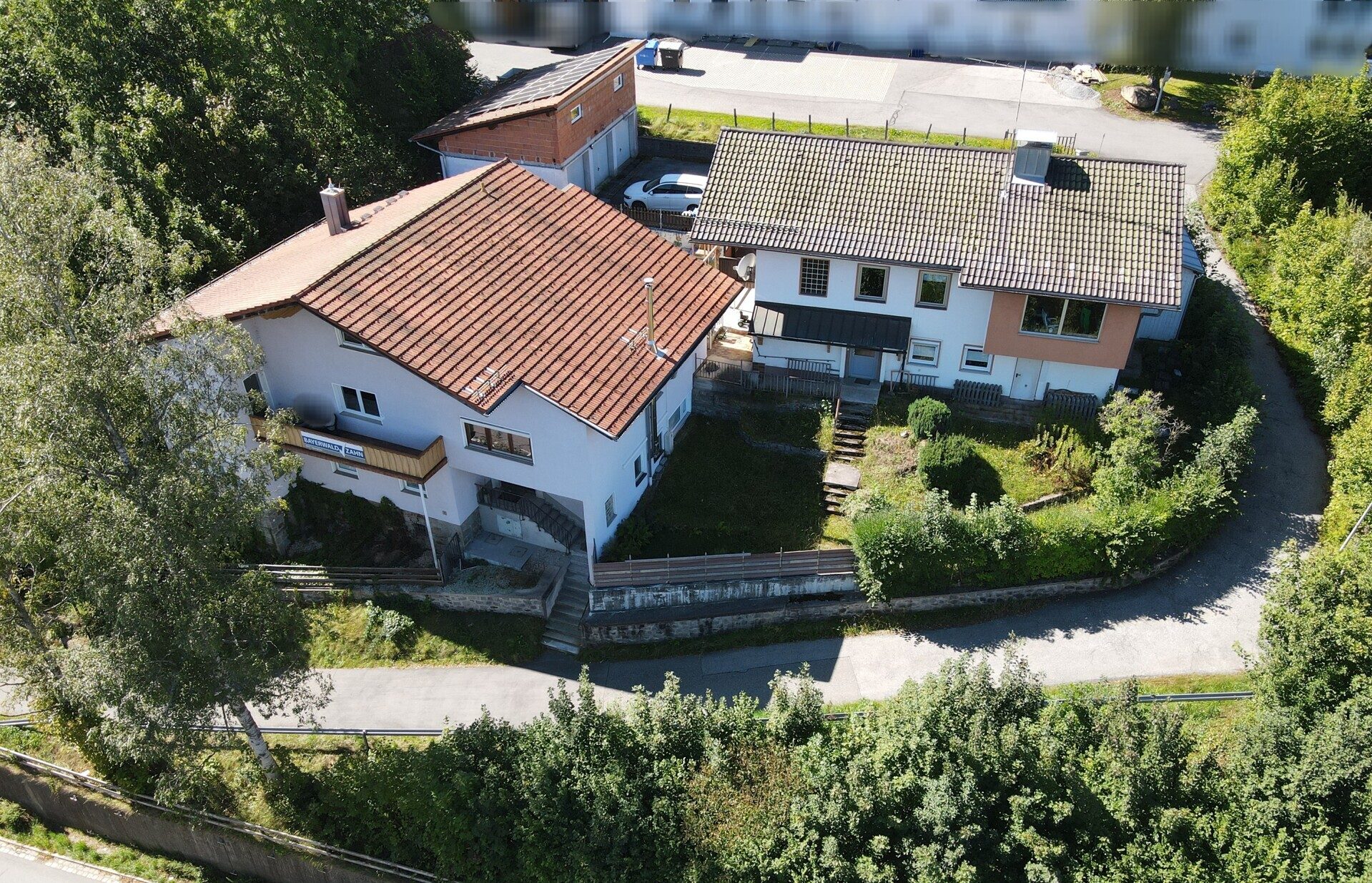 Immobilienangebot - Spiegelau - Alle - Kapitalanlage mit ca. 9% Bruttorendite!
2 Häuser, 3 Garagen, Zahnarztpraxis, PV-Anlage mit Speicher