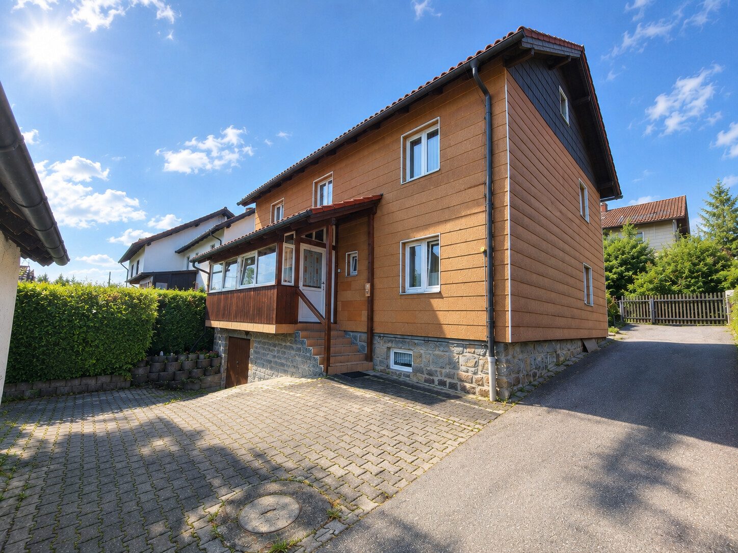 Rückseite mit Zufahrt Immobilienangebot - Viechtach - Alle - Zuhause ist ein Gefühl !
Familien(t)raum in Viechtach!
Bezahlbares Haus mit Garage, Garten, uvm.