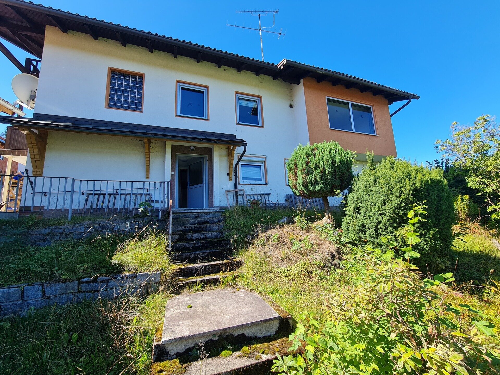 Immobilienangebot - Spiegelau - Alle - Ensemble mit ca. 9% Bruttorendite!
2 Häuser, 3 Garagen, Zahnarztpraxis, PV-Anlage mit Speicher