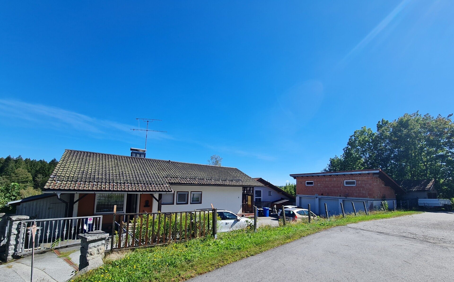 Immobilienangebot - Spiegelau - Alle - Ensemble mit ca. 9% Bruttorendite!
2 Häuser, 3 Garagen, Zahnarztpraxis, PV-Anlage mit Speicher