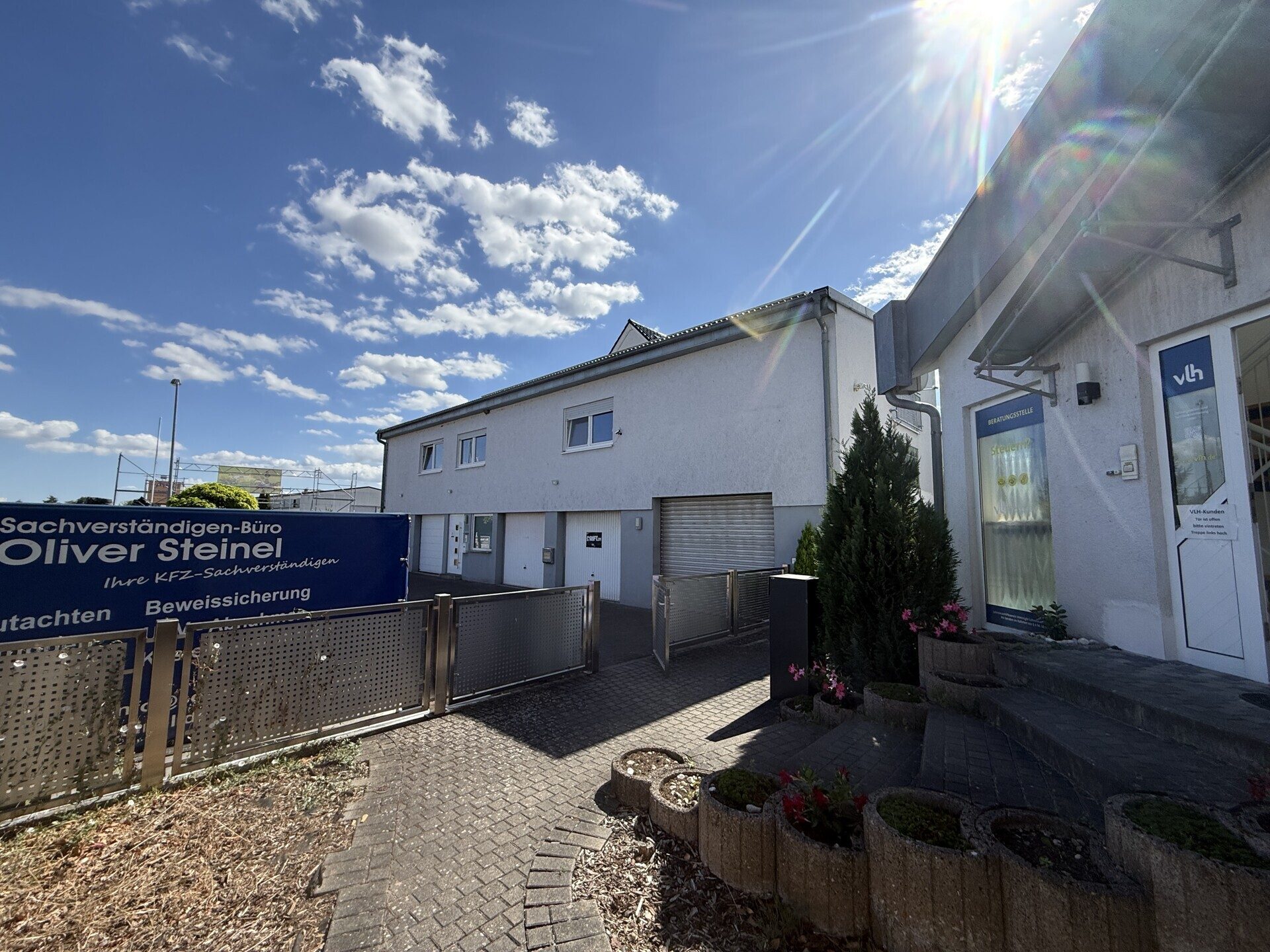 Immobilienangebot - Haßloch - Alle - Wohn- und Geschäftshaus mit 2 WE, 3 Gewerbeeinheiten, 5 Garagen und 12 Stellplätzen in Haßloch