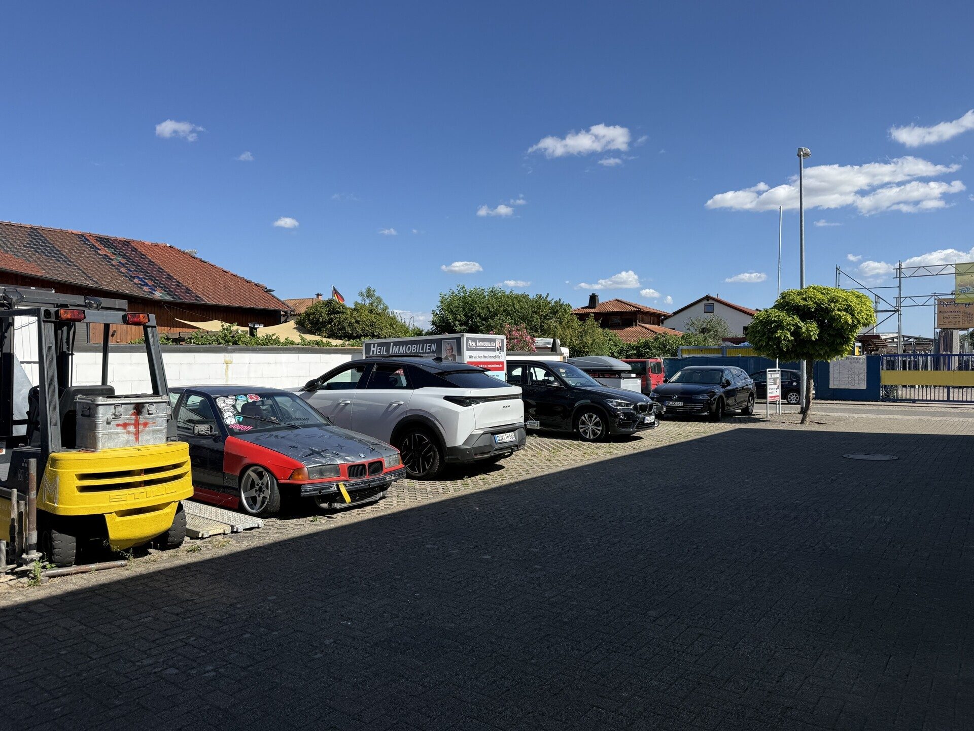 Immobilienangebot - Haßloch - Alle - Wohn- und Geschäftshaus mit 2 WE, 3 Gewerbeeinheiten, 5 Garagen und 12 Stellplätzen in Haßloch