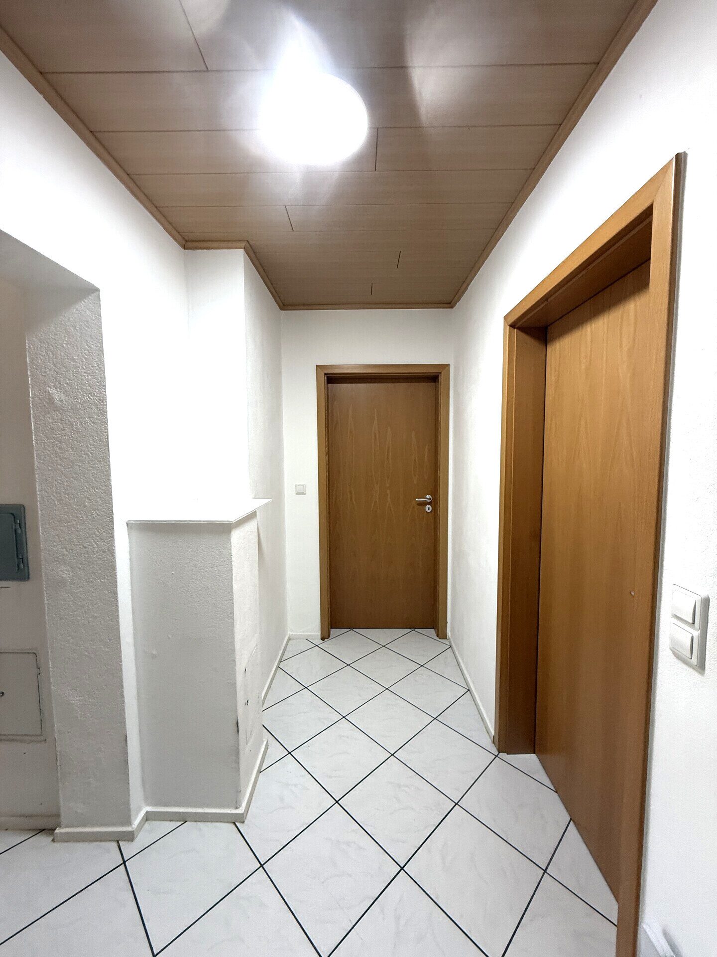 Immobilienangebot - Haßloch - Alle - Wohn- und Geschäftshaus mit 2 WE, 3 Gewerbeeinheiten, 5 Garagen und 12 Stellplätzen in Haßloch