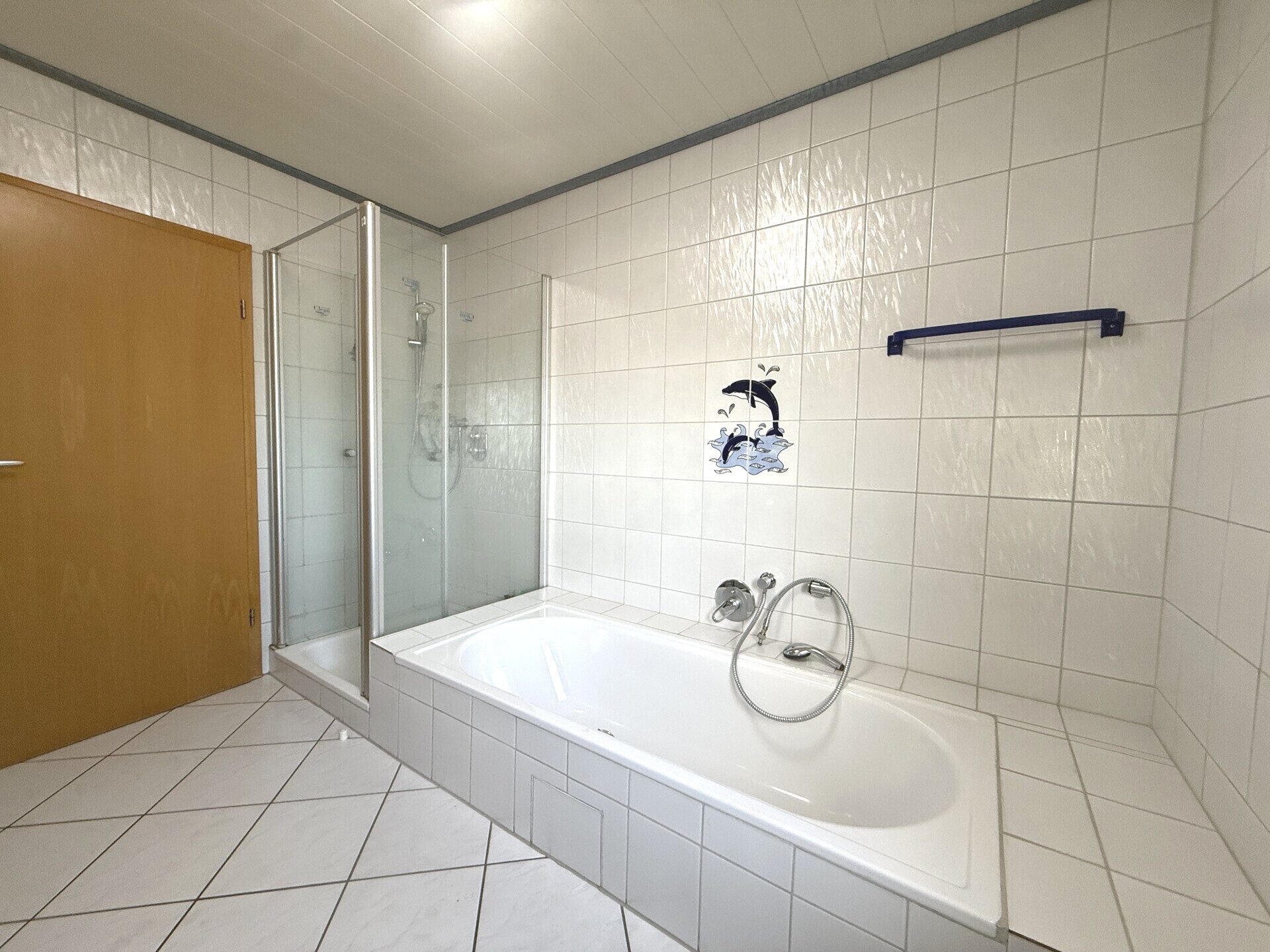 Immobilienangebot - Haßloch - Alle - Wohn- und Geschäftshaus mit 2 WE, 3 Gewerbeeinheiten, 5 Garagen und 12 Stellplätzen in Haßloch